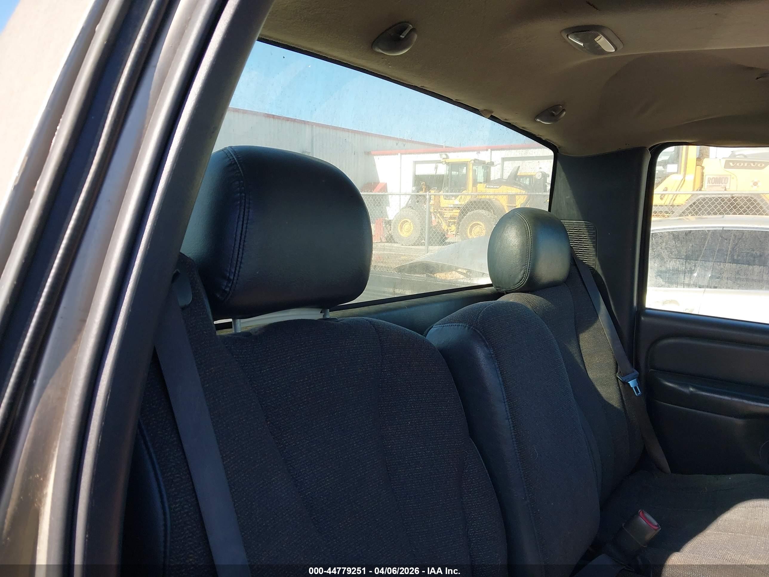 CHEVROLET SILVERADO image 8