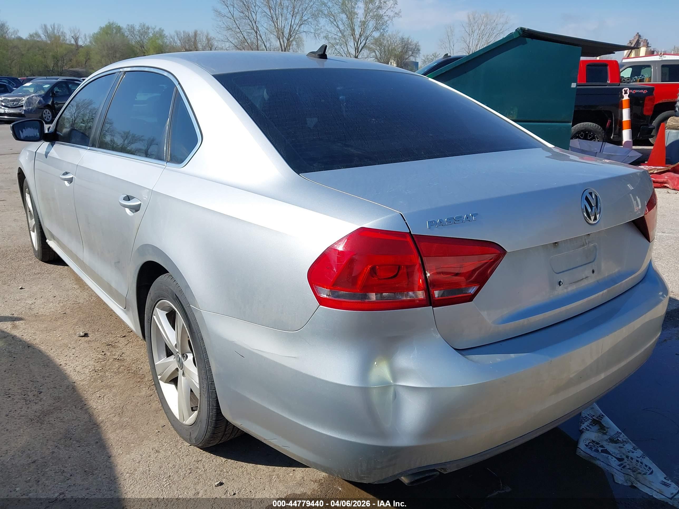 VOLKSWAGEN PASSAT image 3