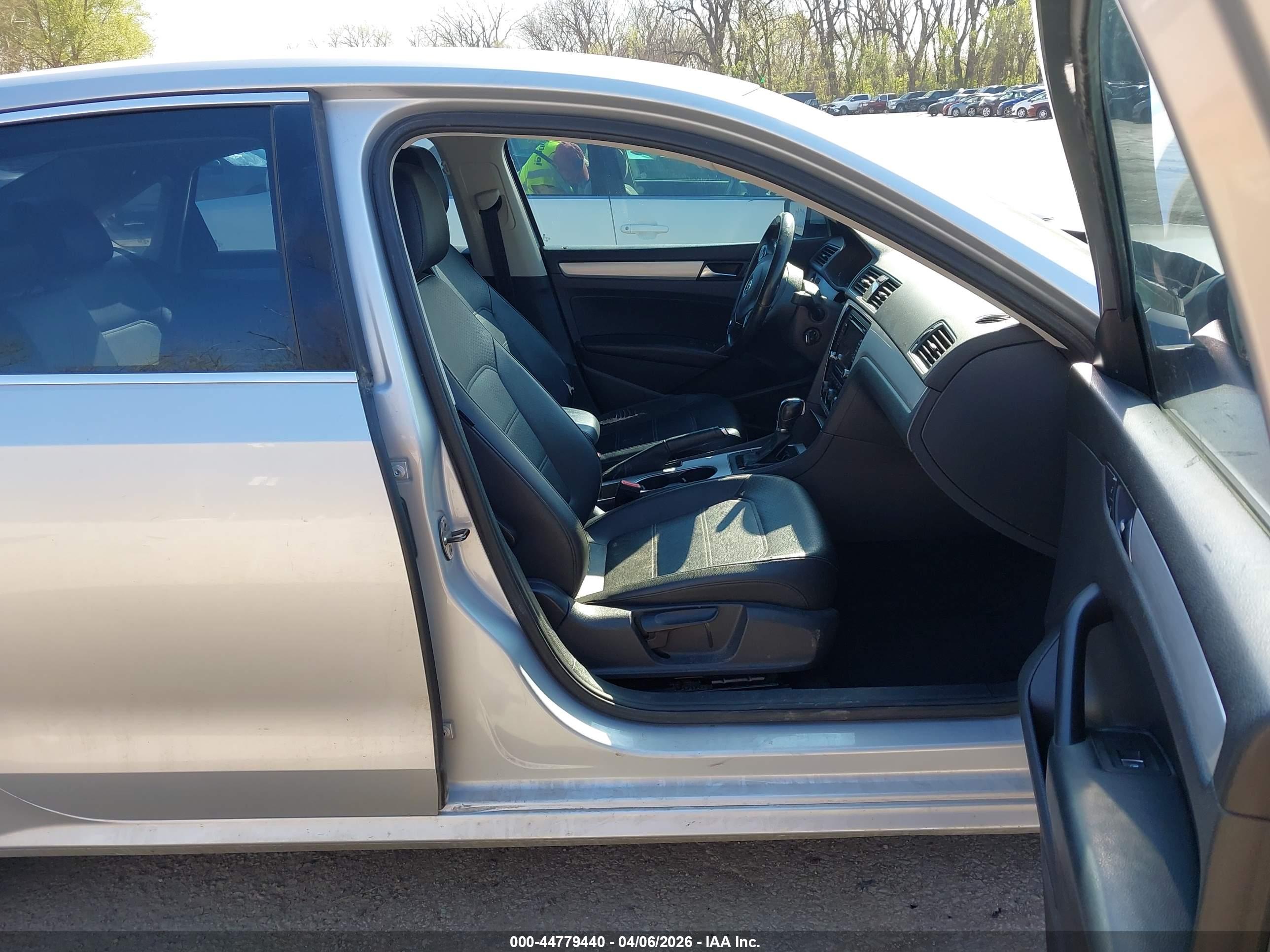 VOLKSWAGEN PASSAT image 5