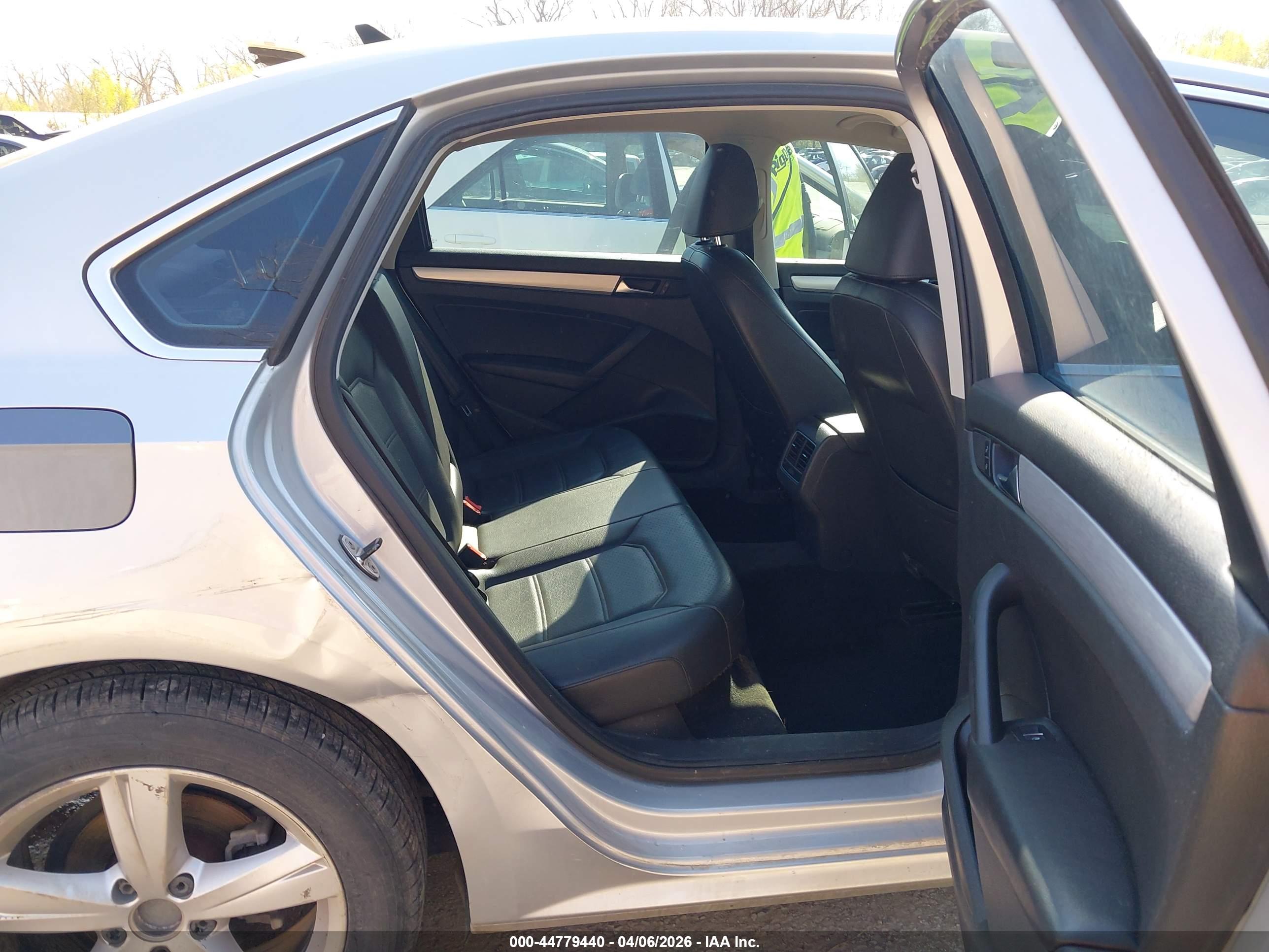 VOLKSWAGEN PASSAT image 8