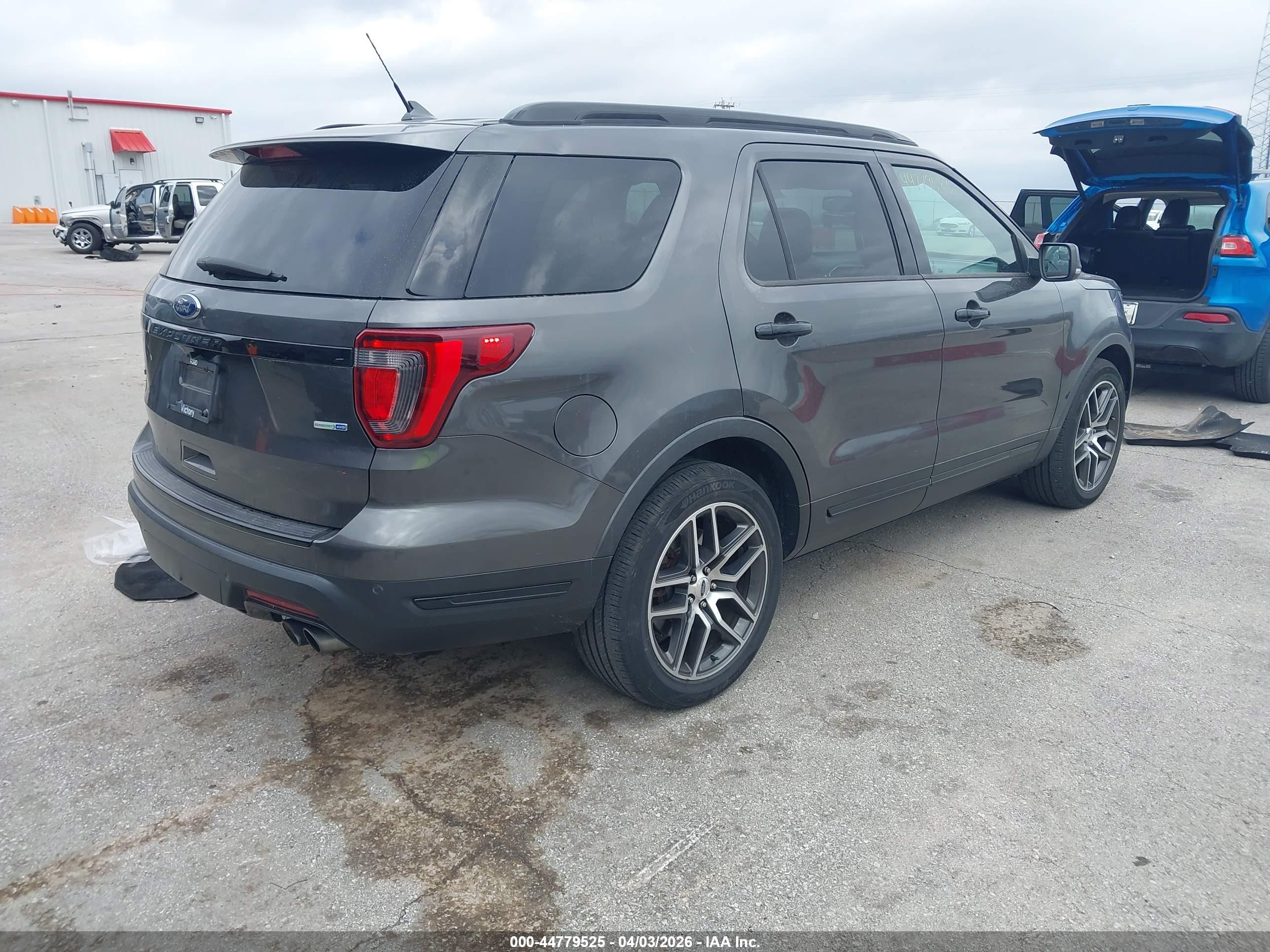 FORD EXPLORER image 4