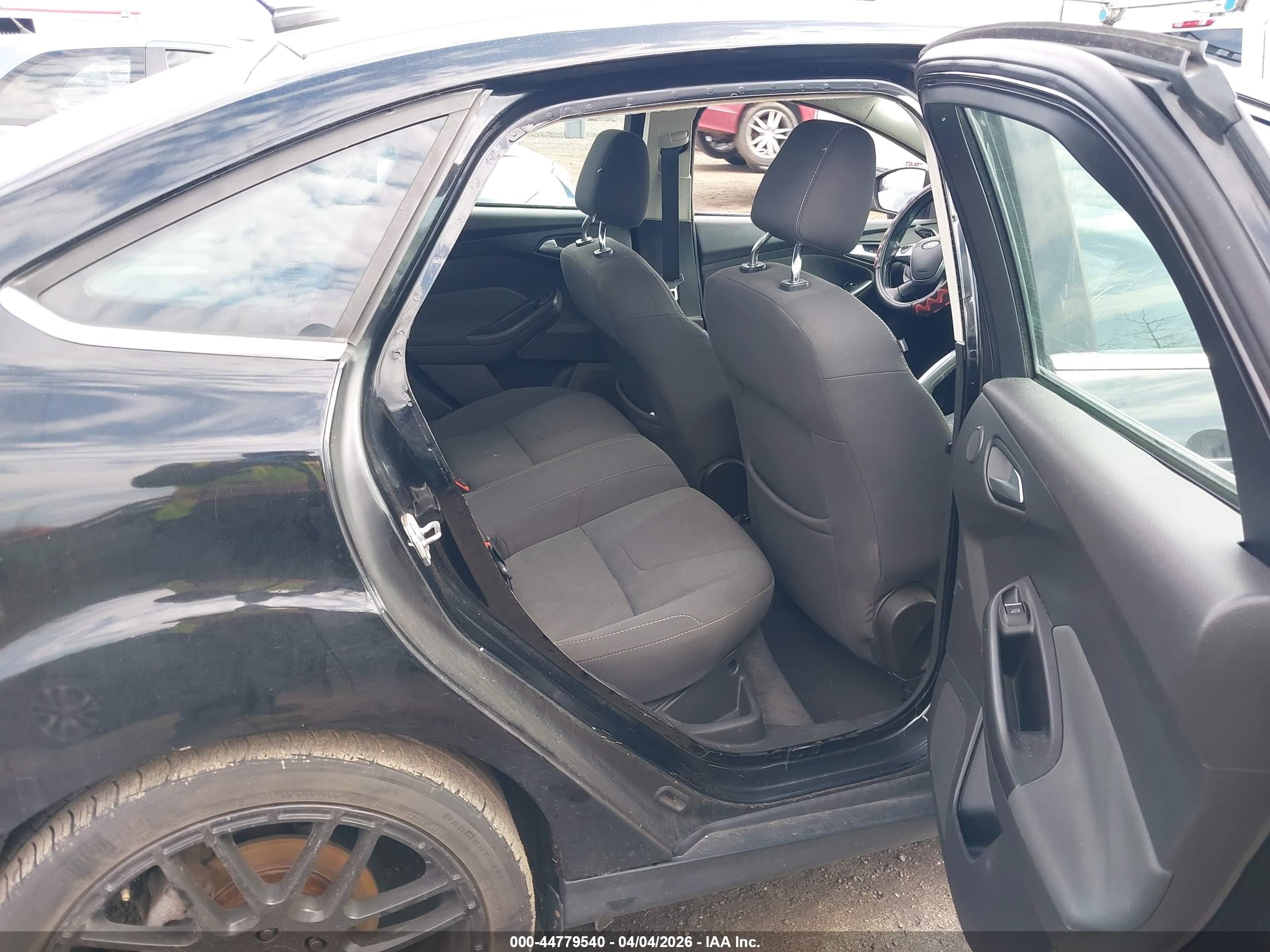 FORD FOCUS image 8