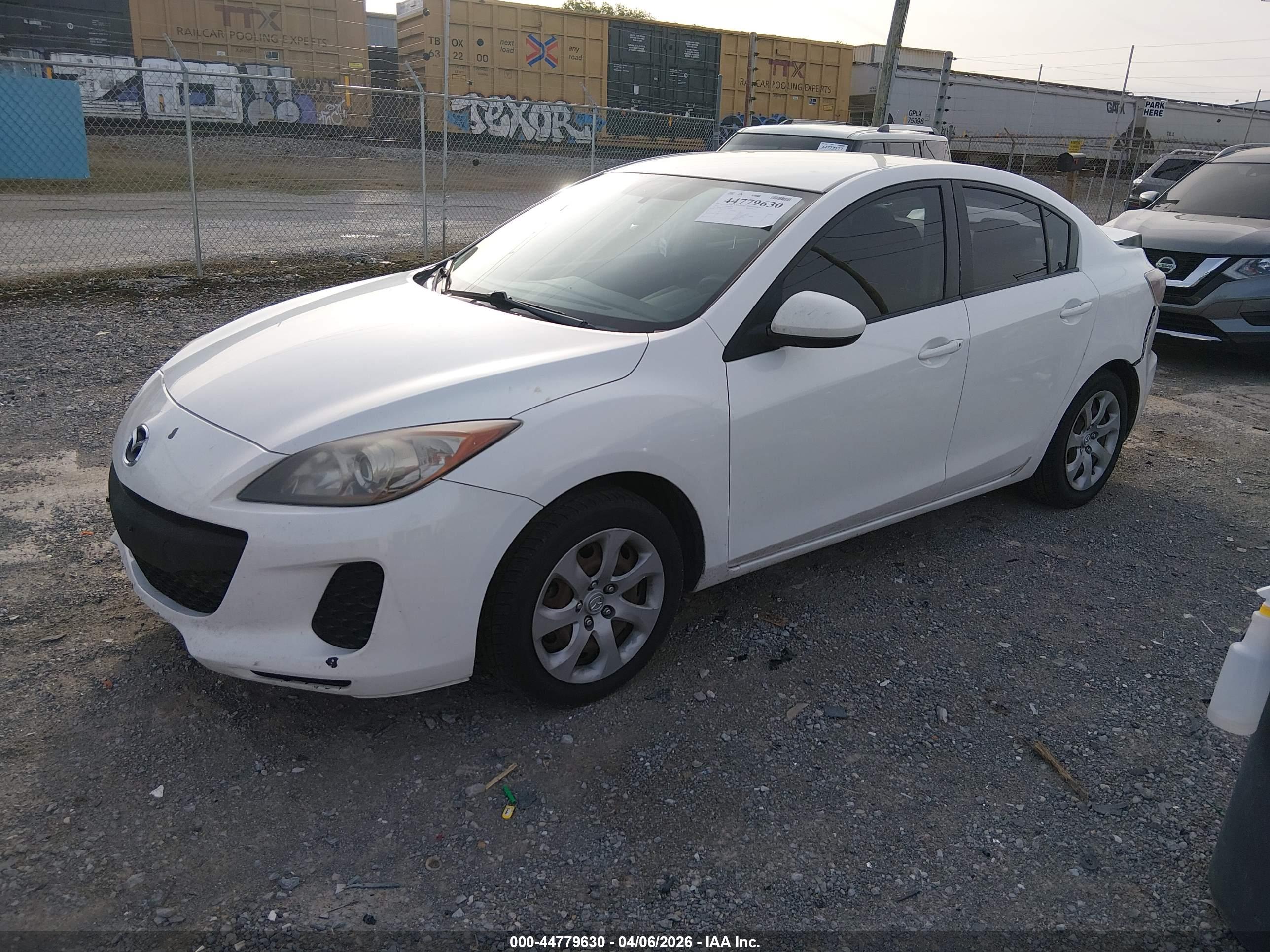 MAZDA MAZDA3 image 2