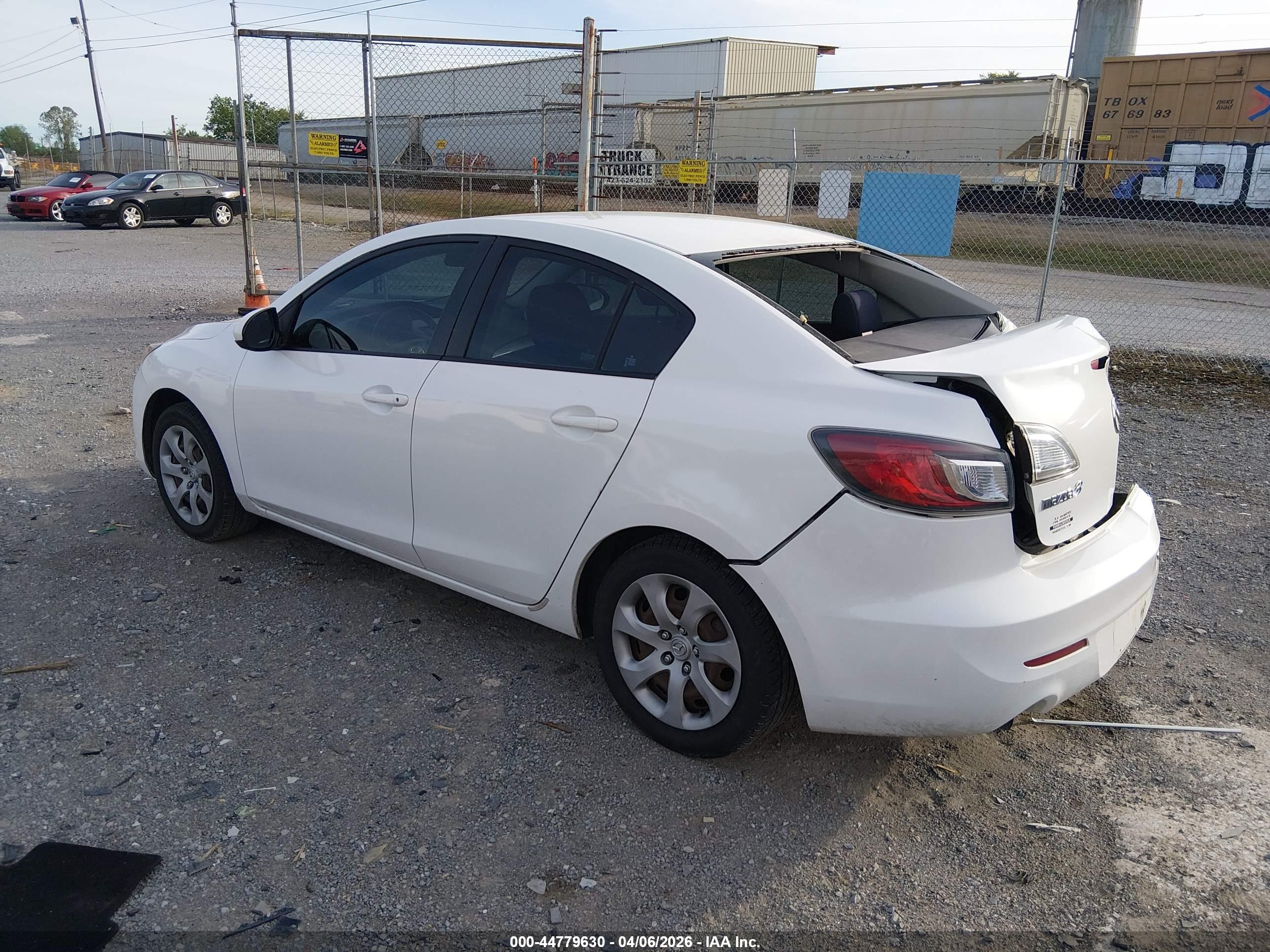 MAZDA MAZDA3 image 3