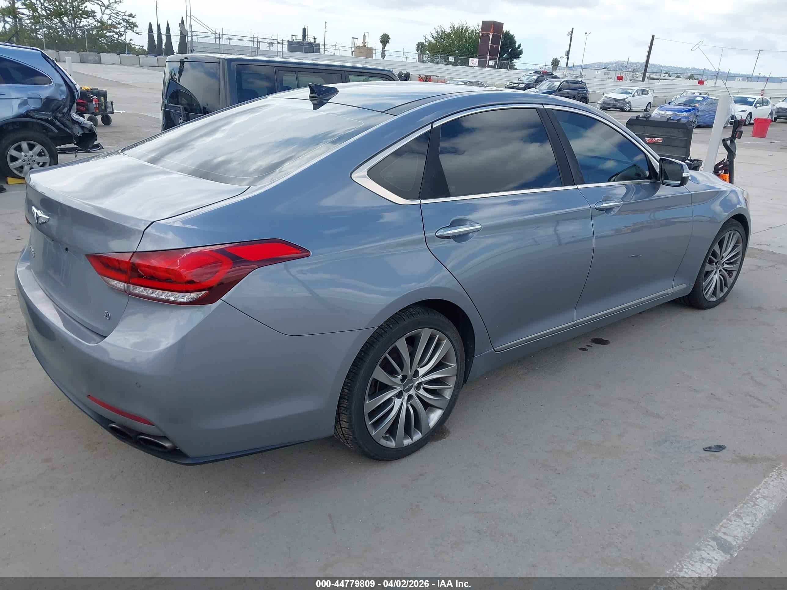 HYUNDAI GENESIS image 4