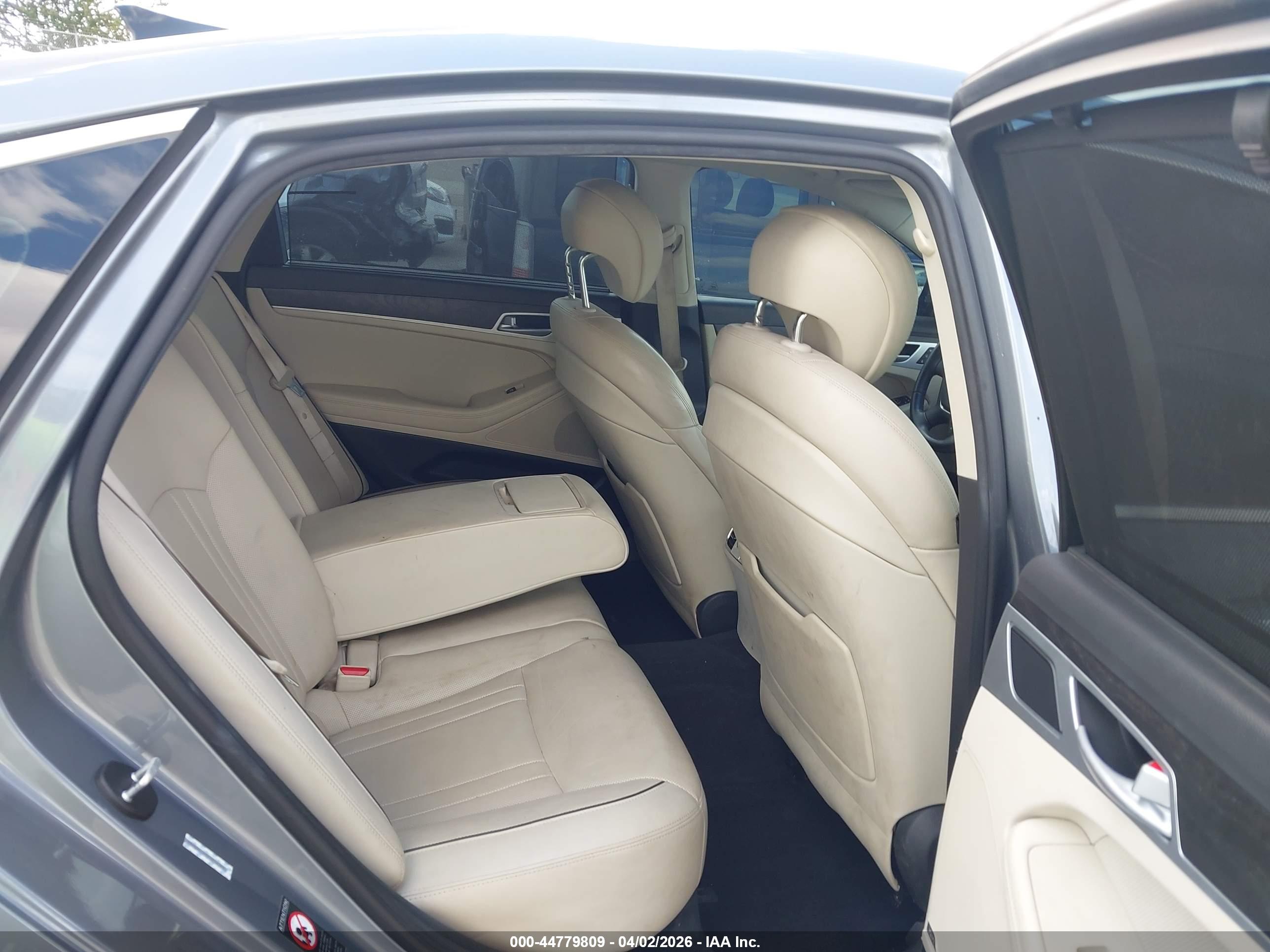HYUNDAI GENESIS image 8