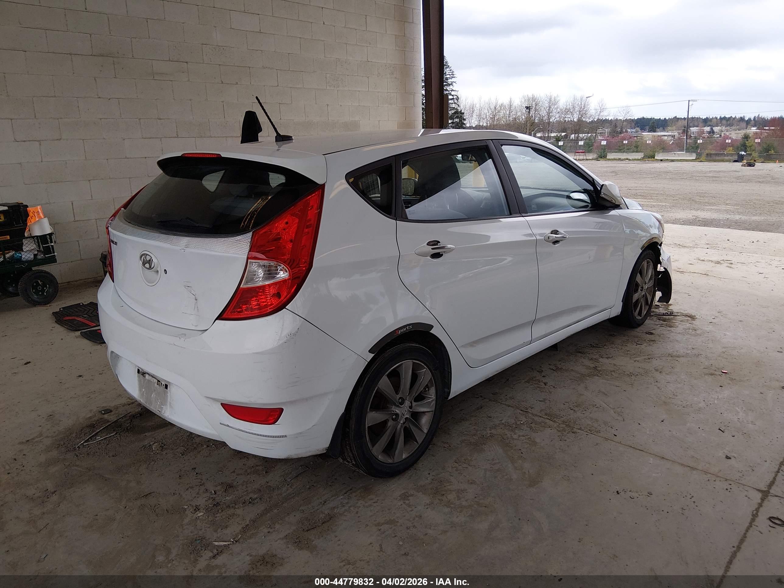 HYUNDAI ACCENT image 4