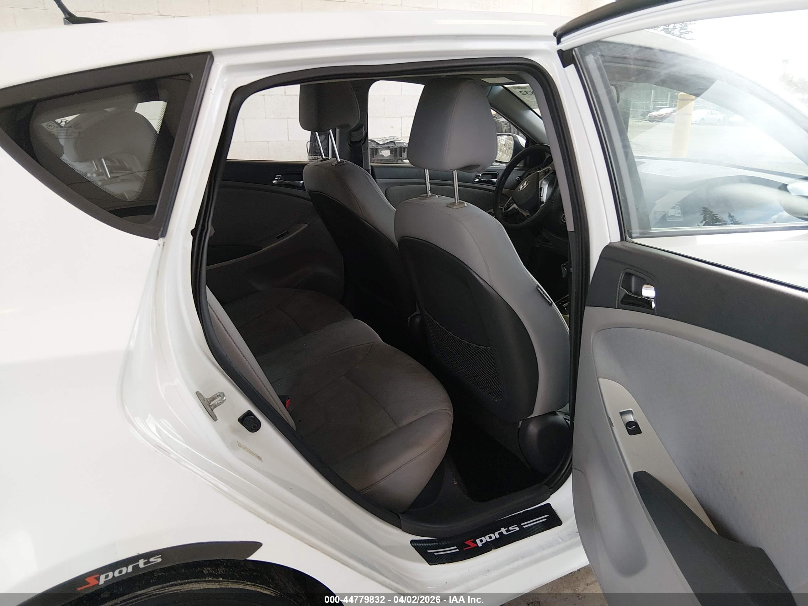 HYUNDAI ACCENT image 8
