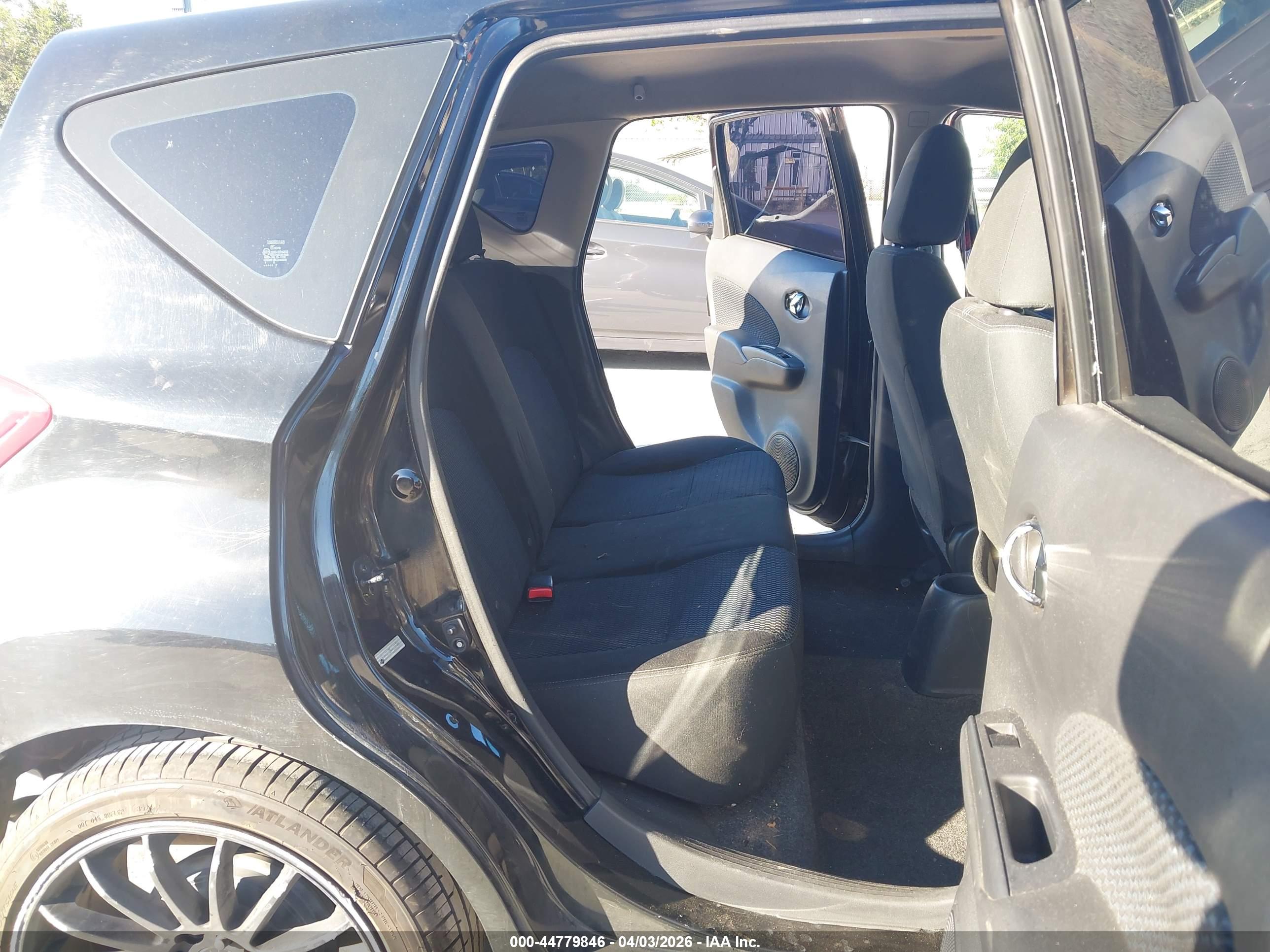 NISSAN VERSA image 8