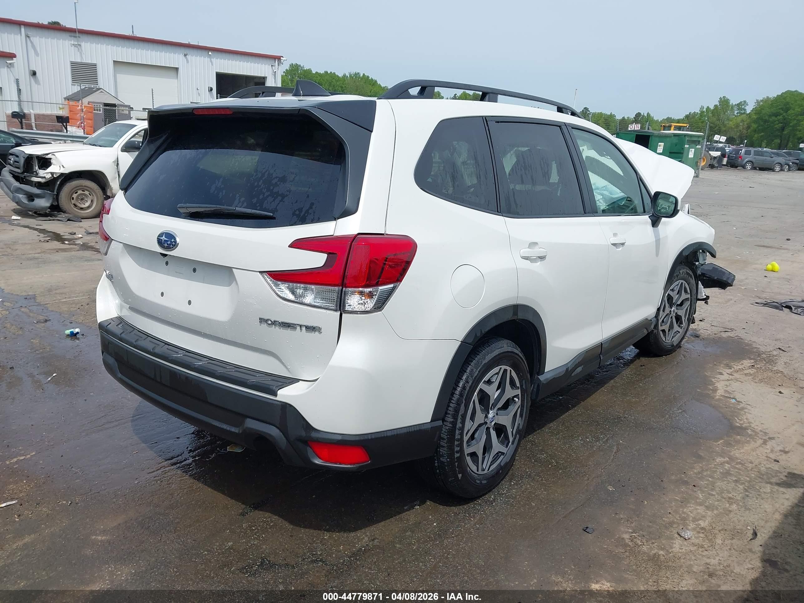 SUBARU FORESTER image 4