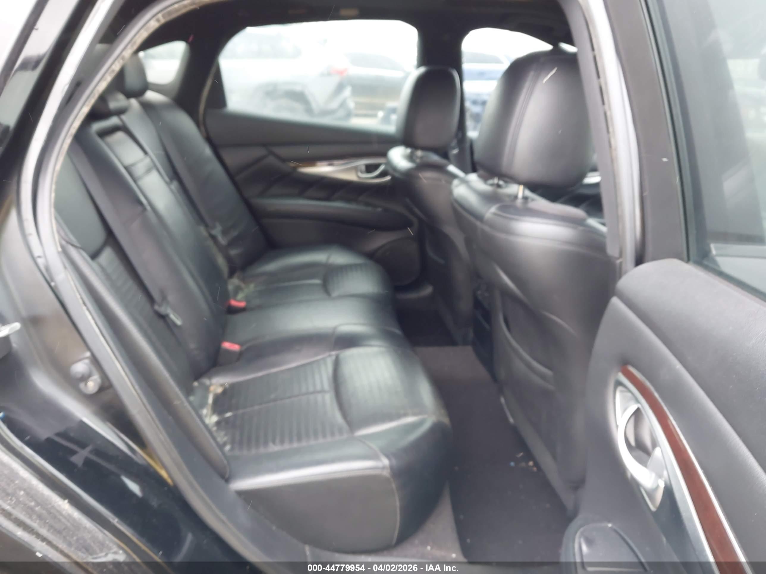 INFINITI M56 image 8