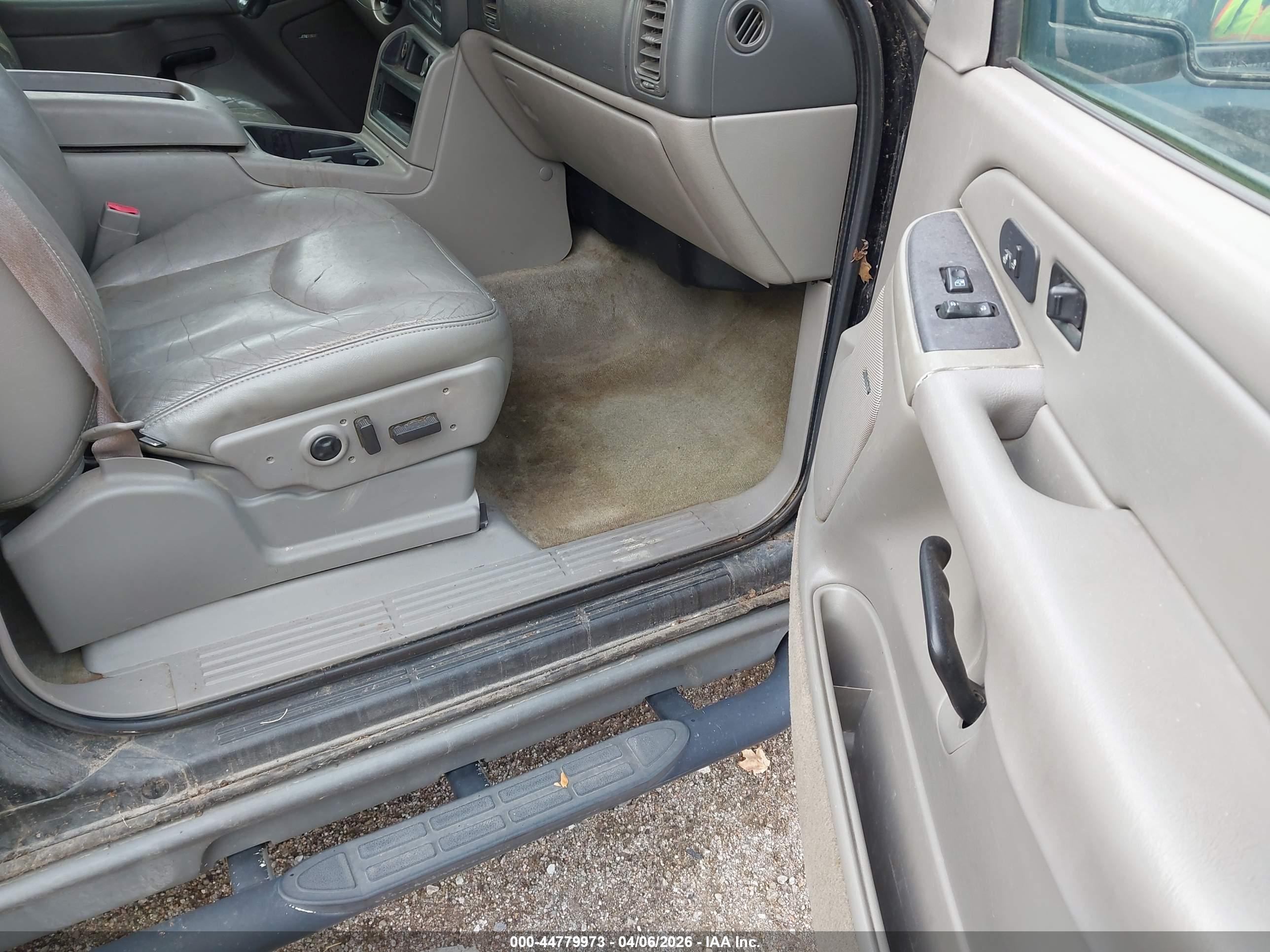 CHEVROLET SUBURBAN image 5