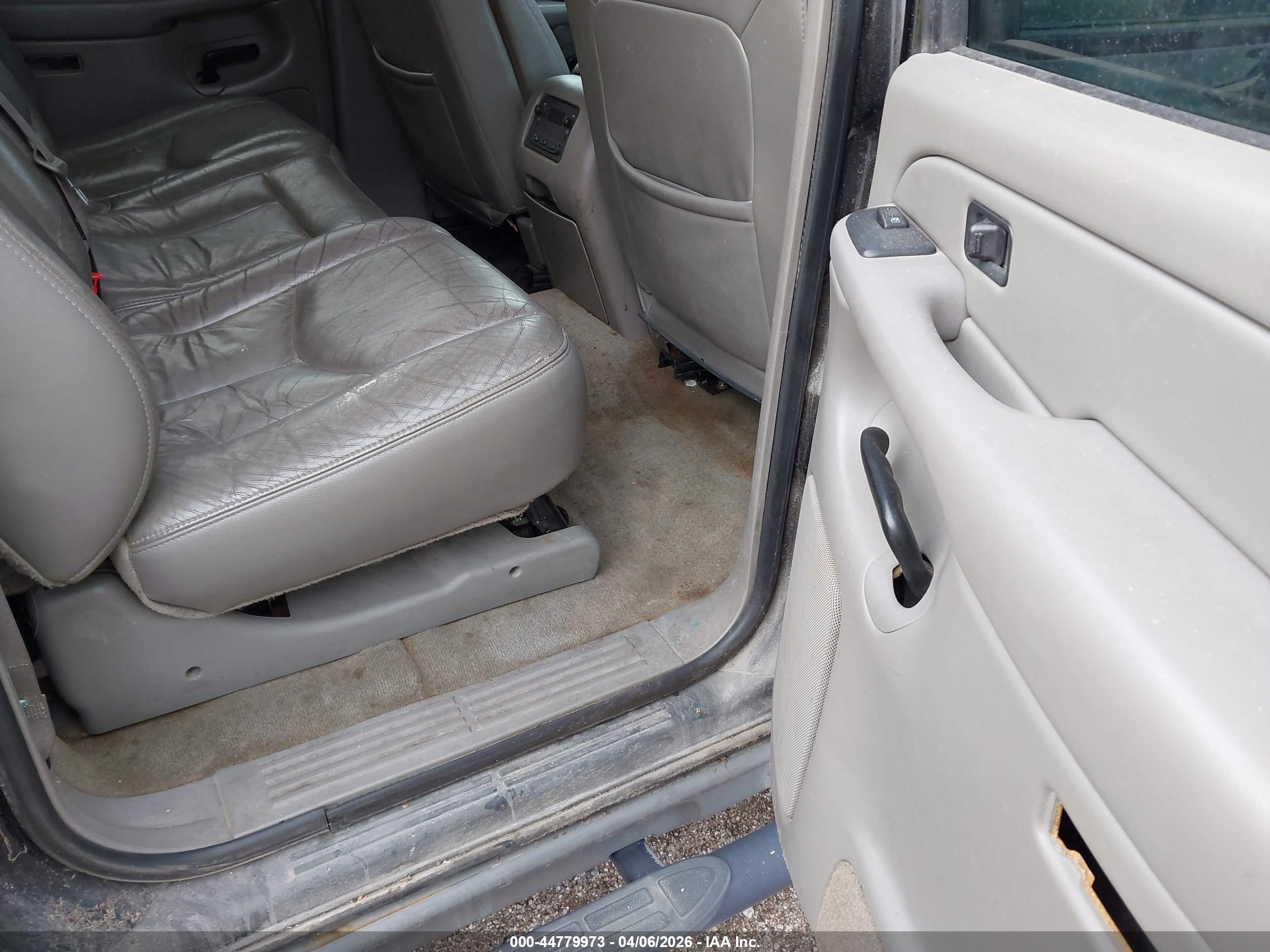 CHEVROLET SUBURBAN image 8