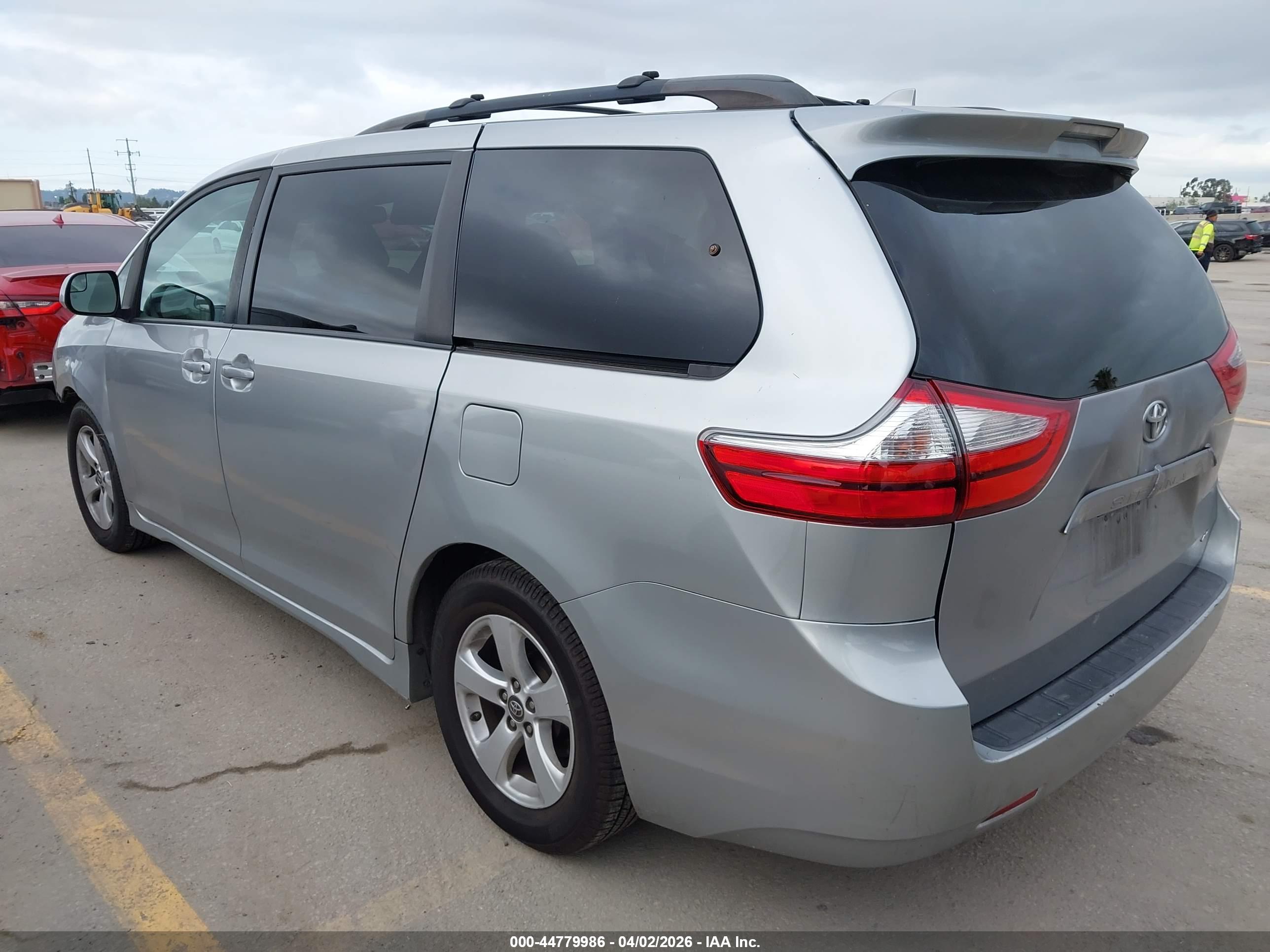 TOYOTA SIENNA image 3