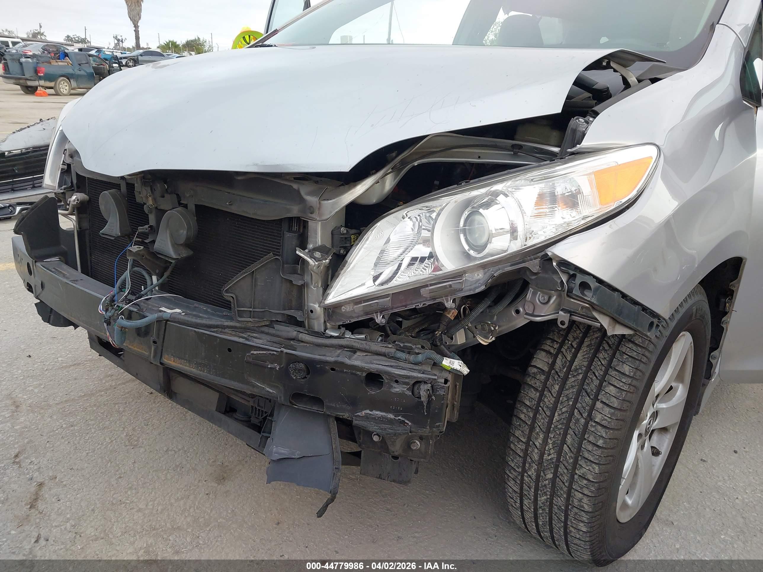 TOYOTA SIENNA image 6