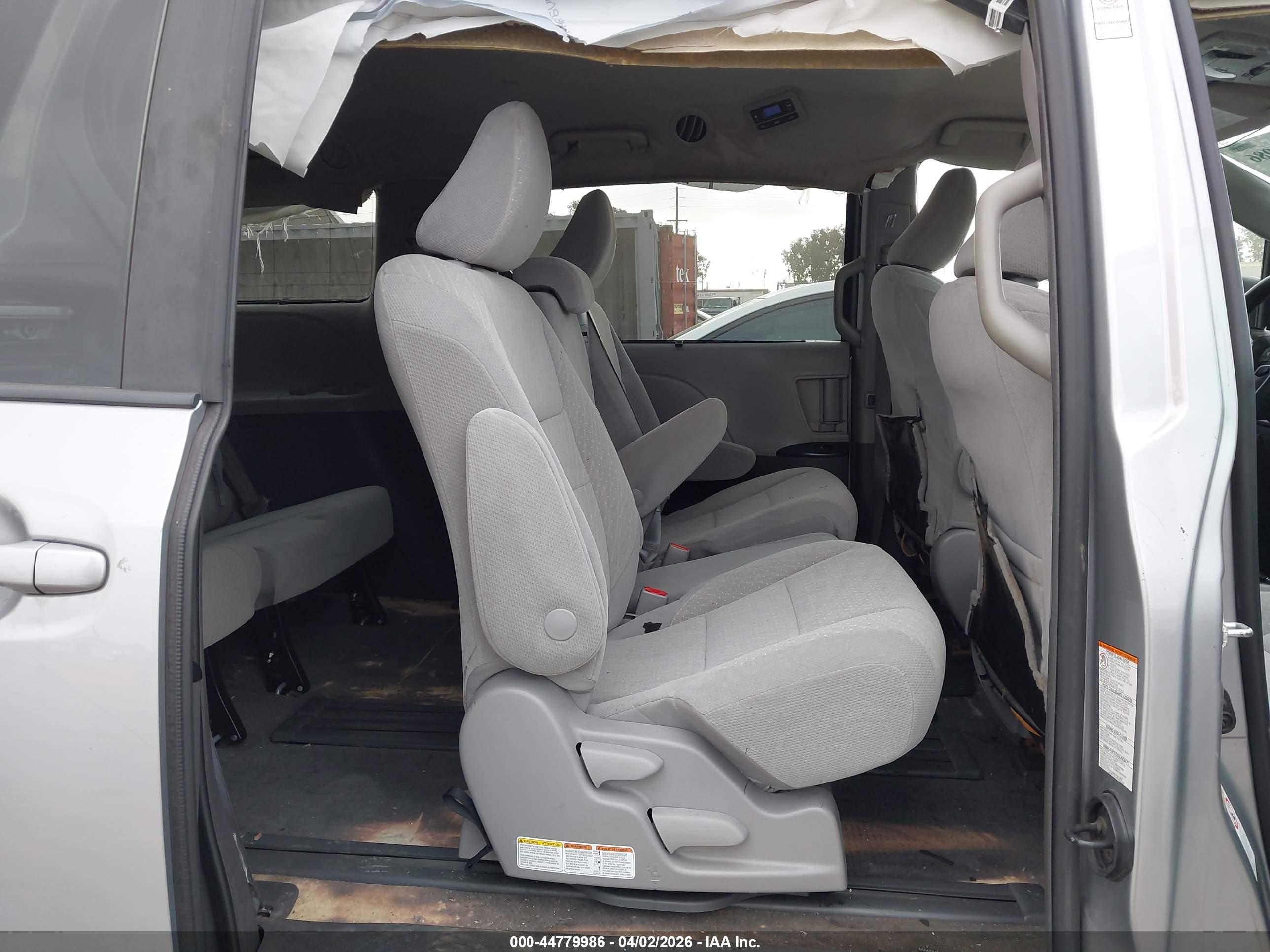TOYOTA SIENNA image 8