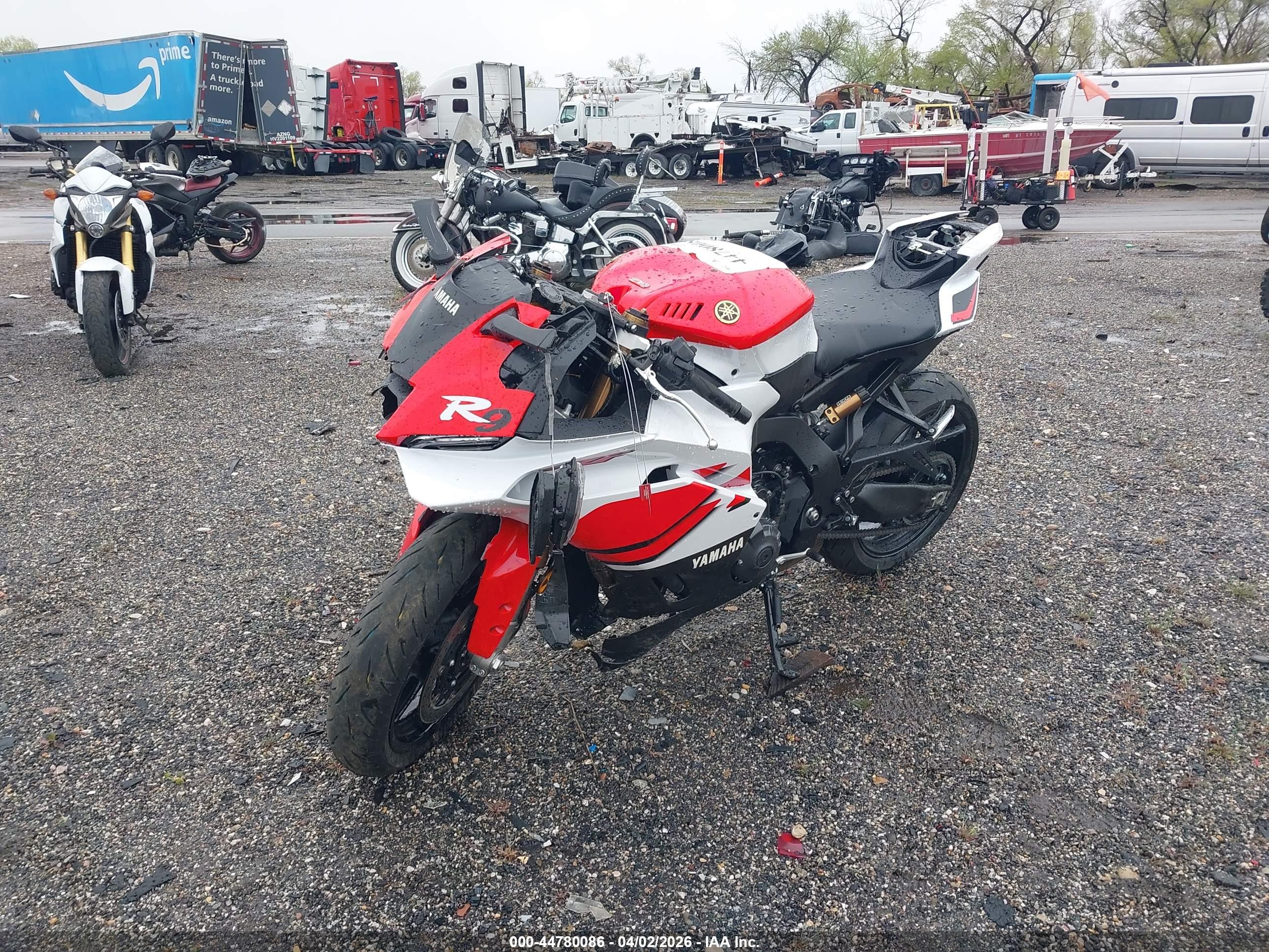 YAMAHA YZF890 image 2