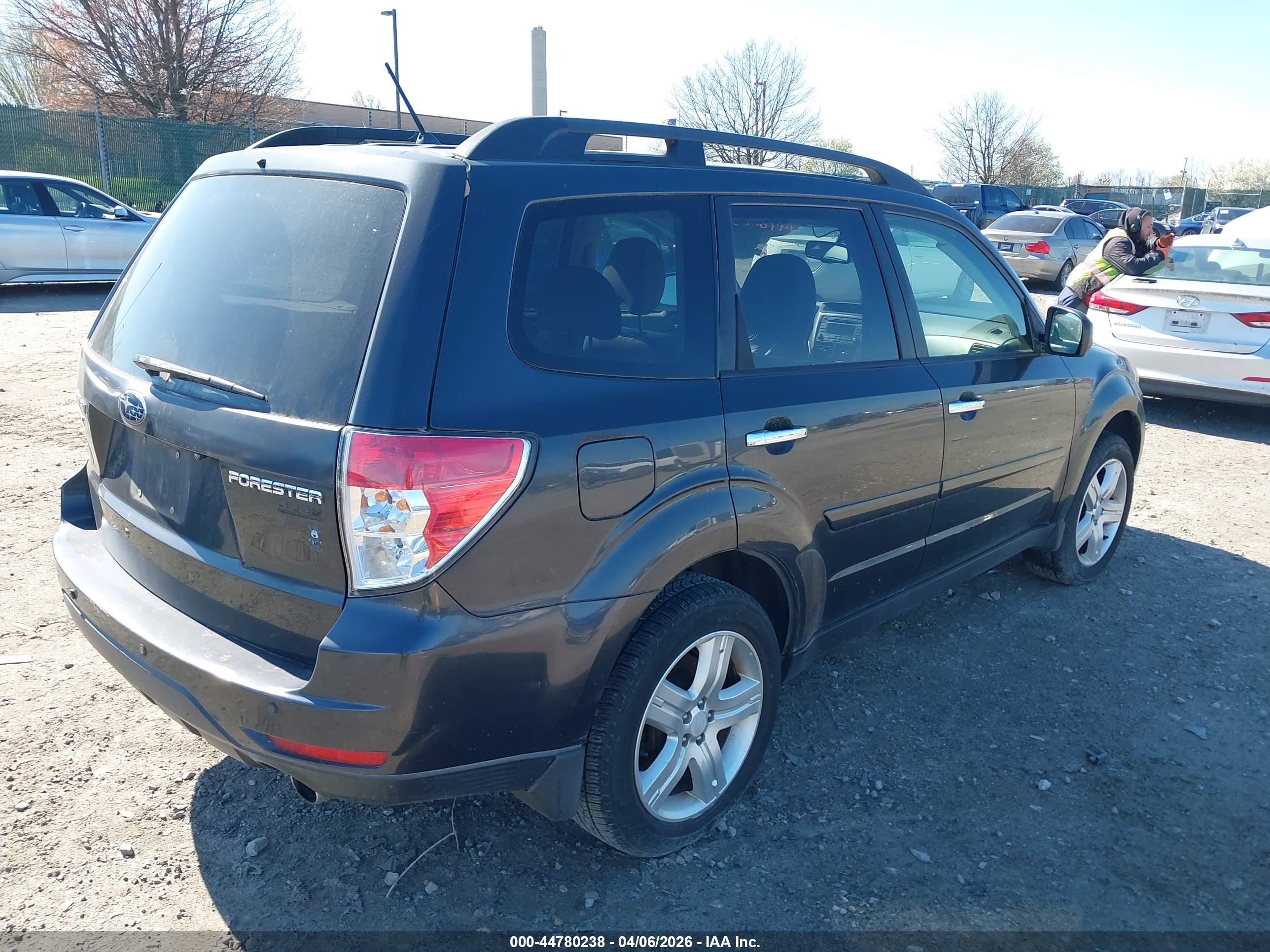 SUBARU FORESTER image 4
