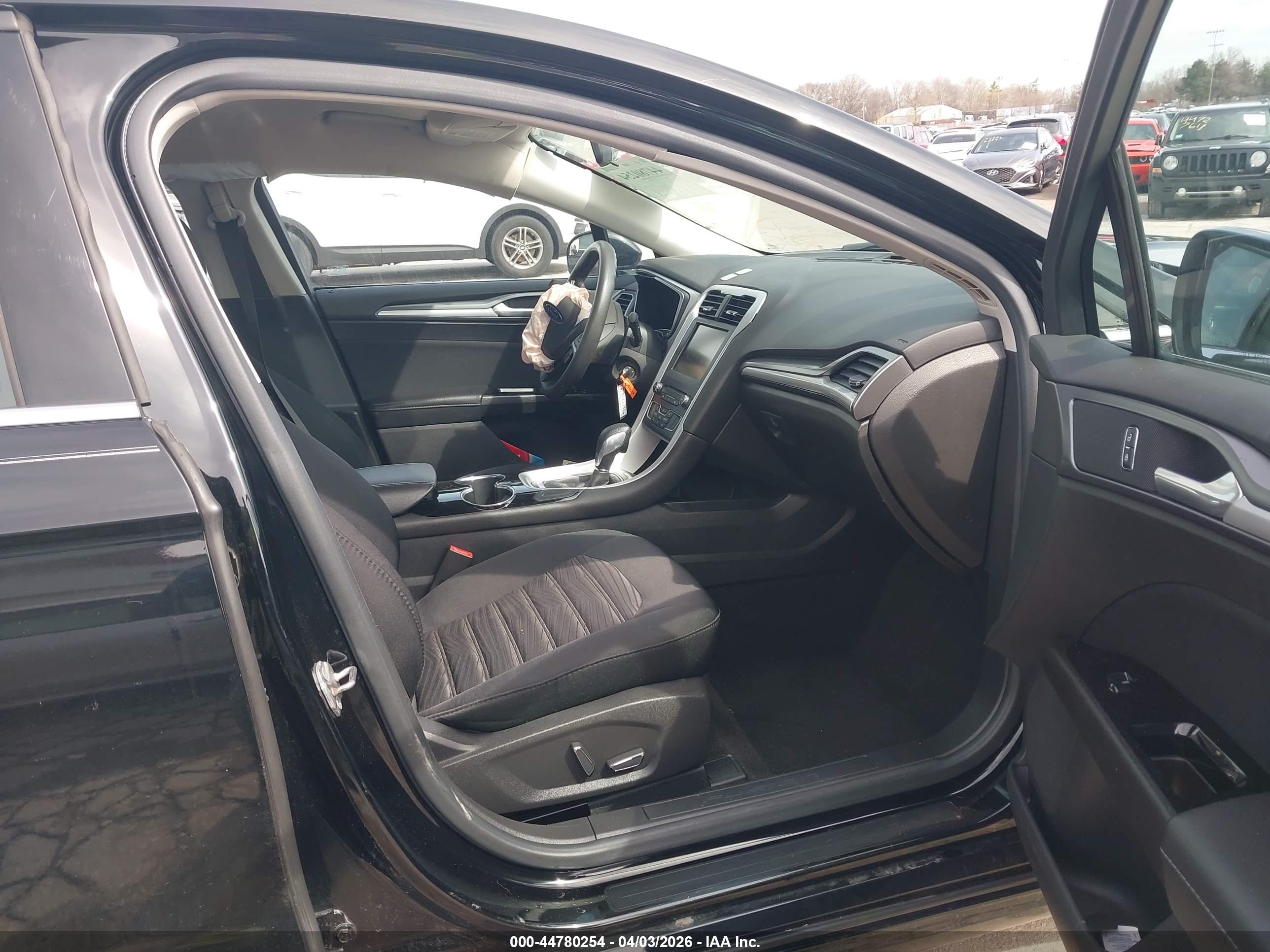 FORD FUSION image 5