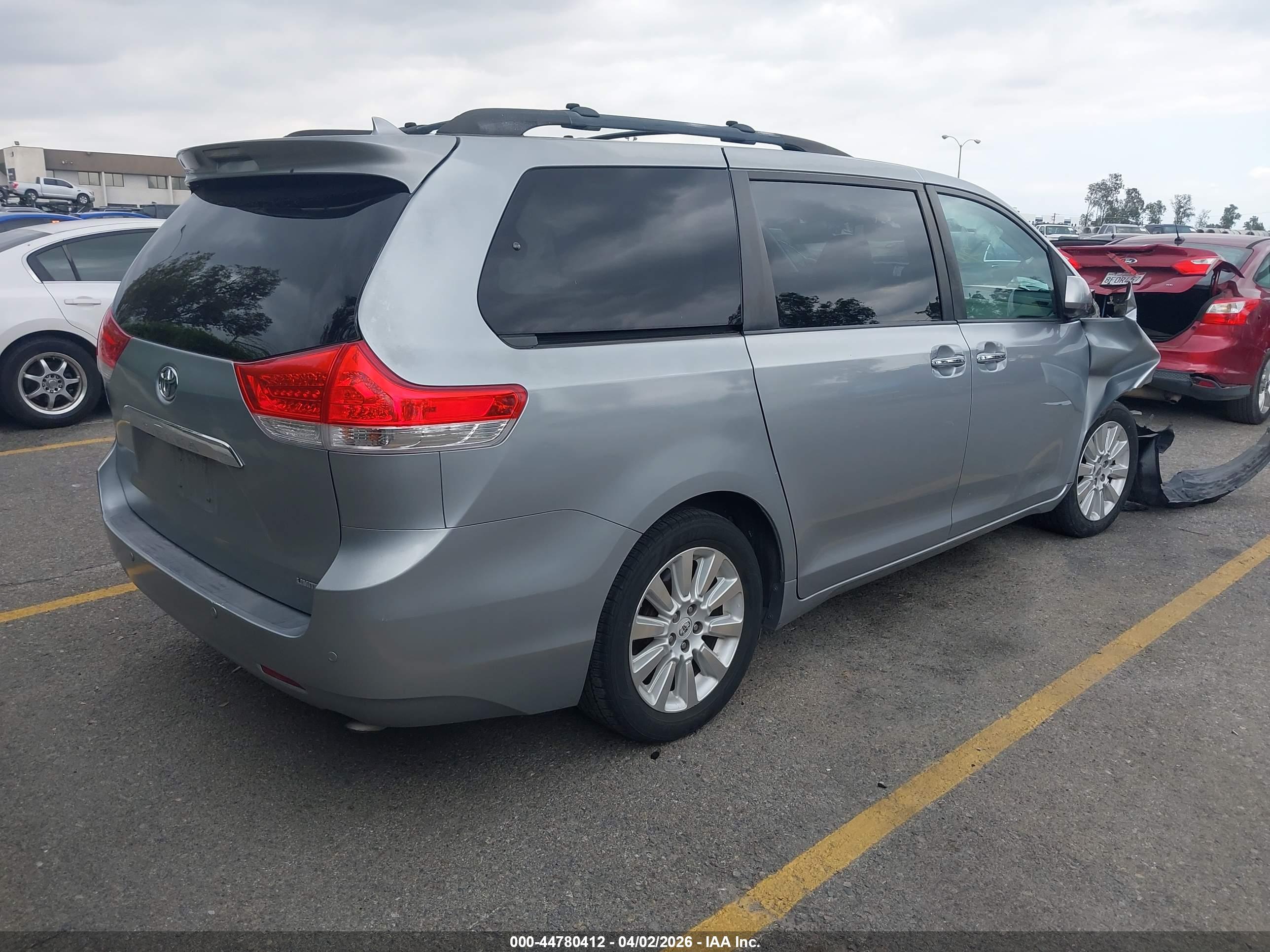 TOYOTA SIENNA image 4