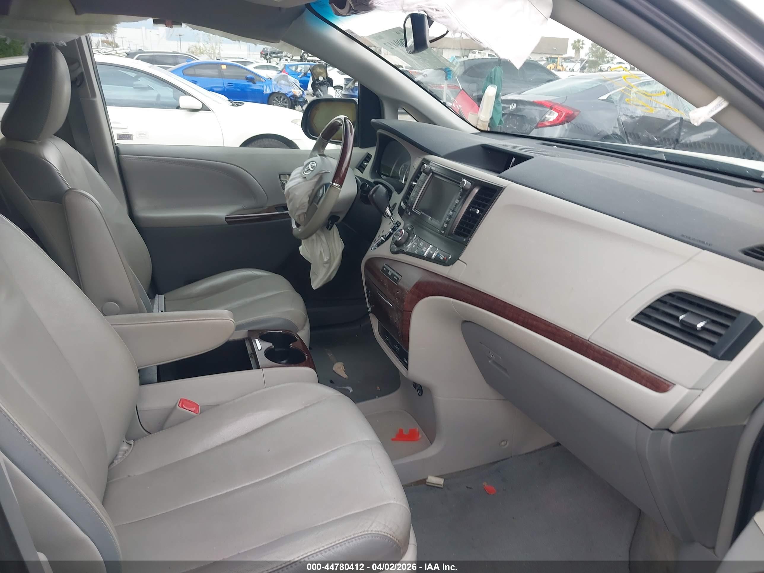 TOYOTA SIENNA image 5