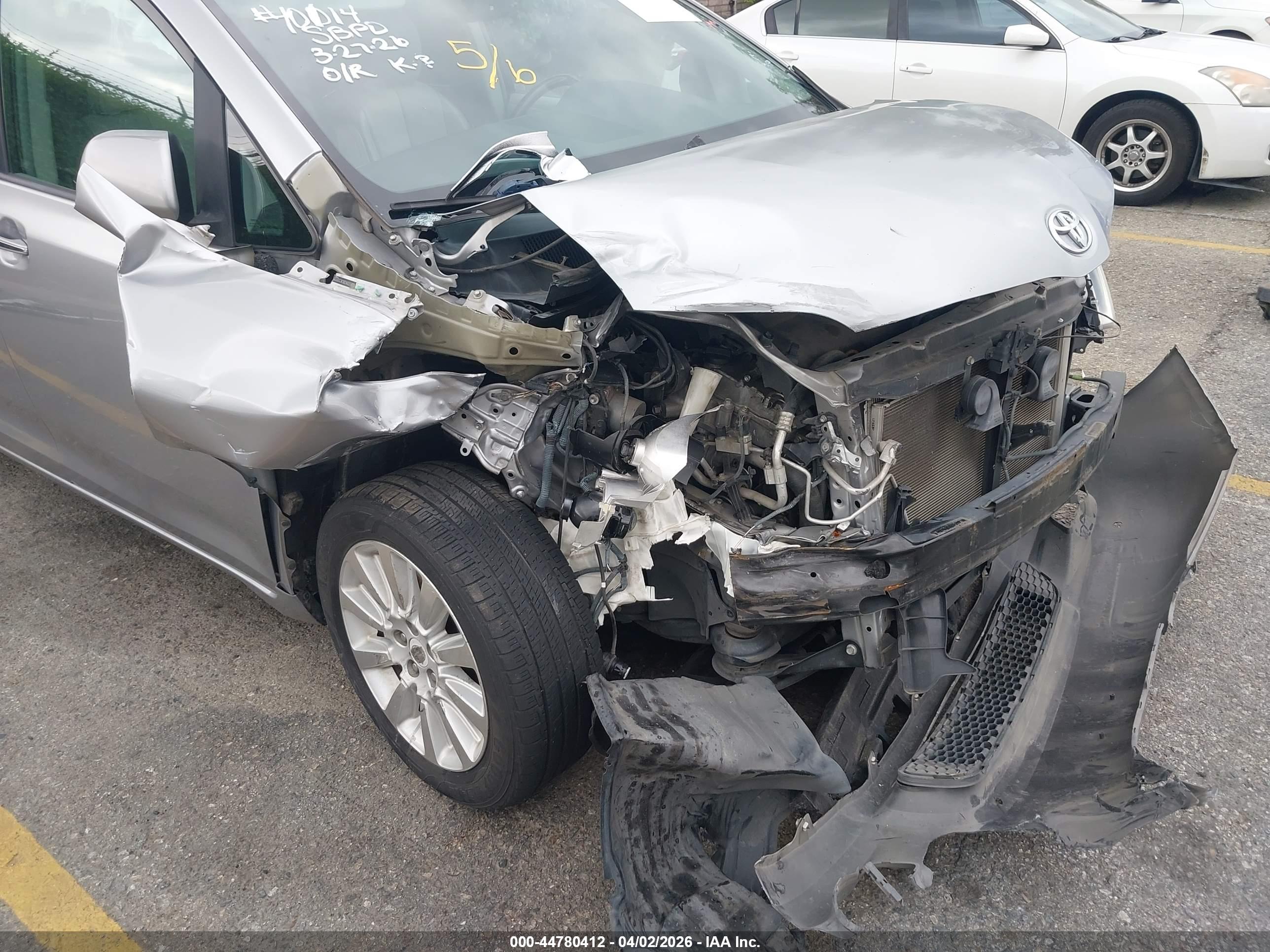 TOYOTA SIENNA image 6