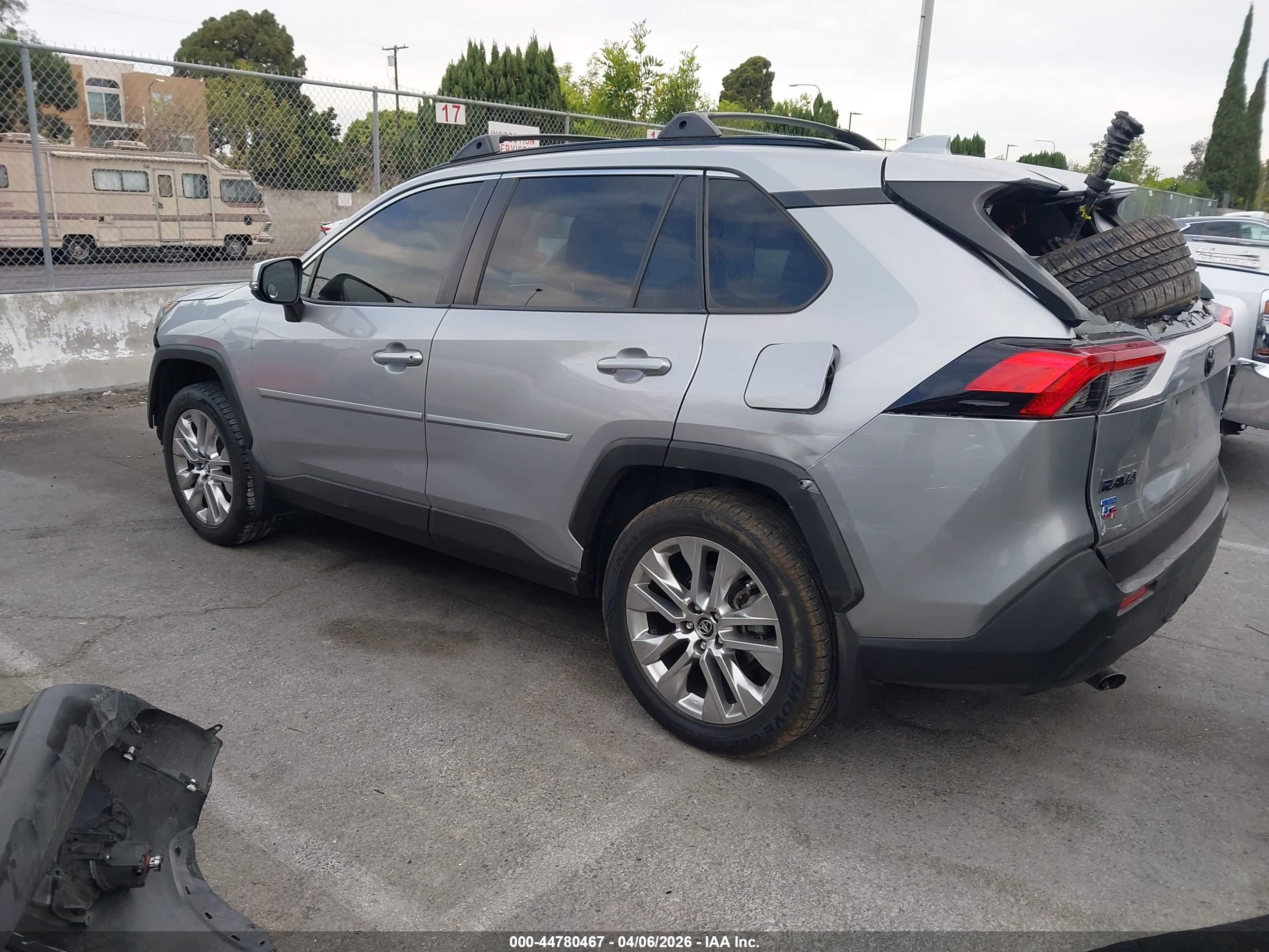TOYOTA RAV4 image 3