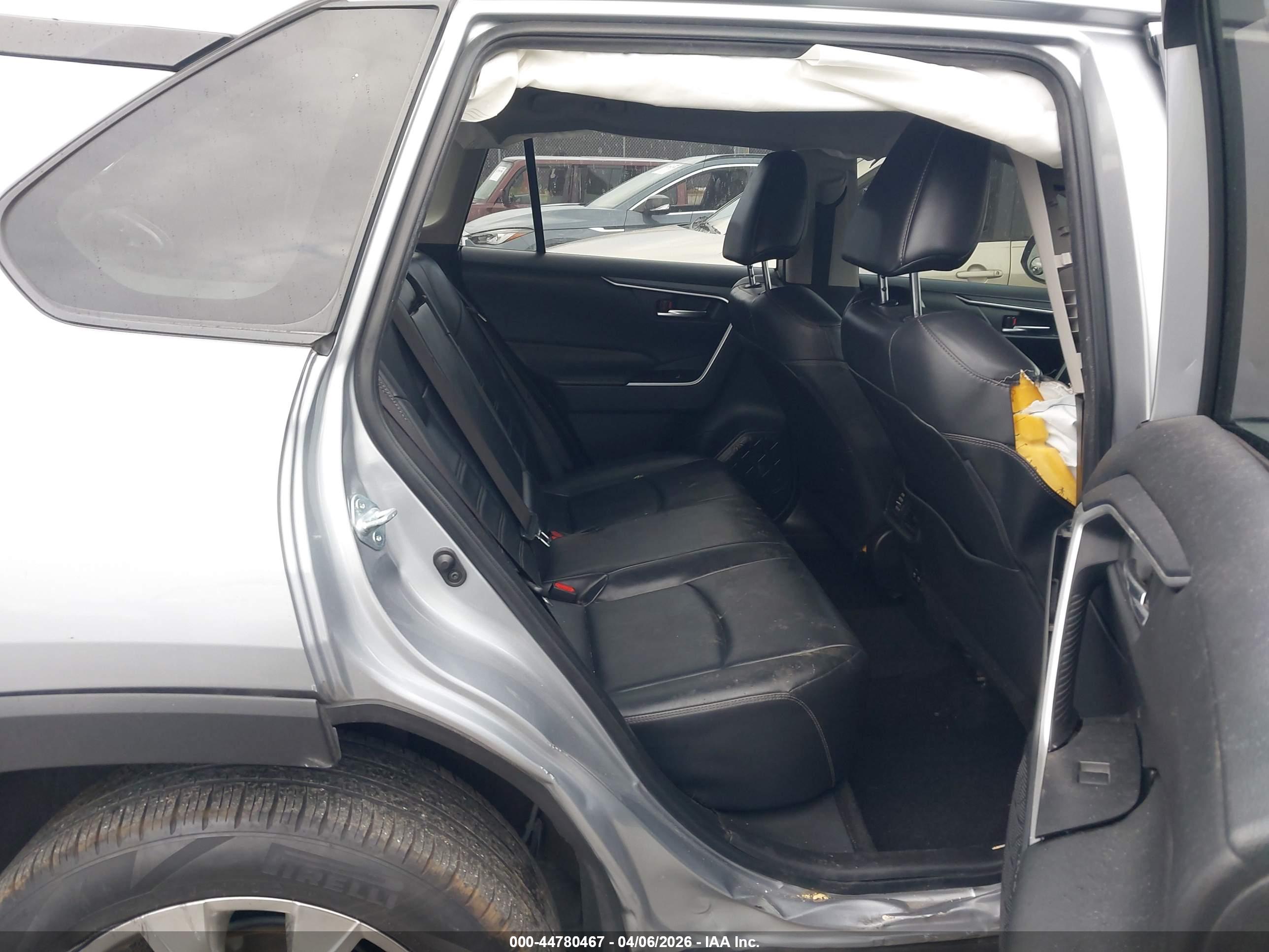 TOYOTA RAV4 image 8