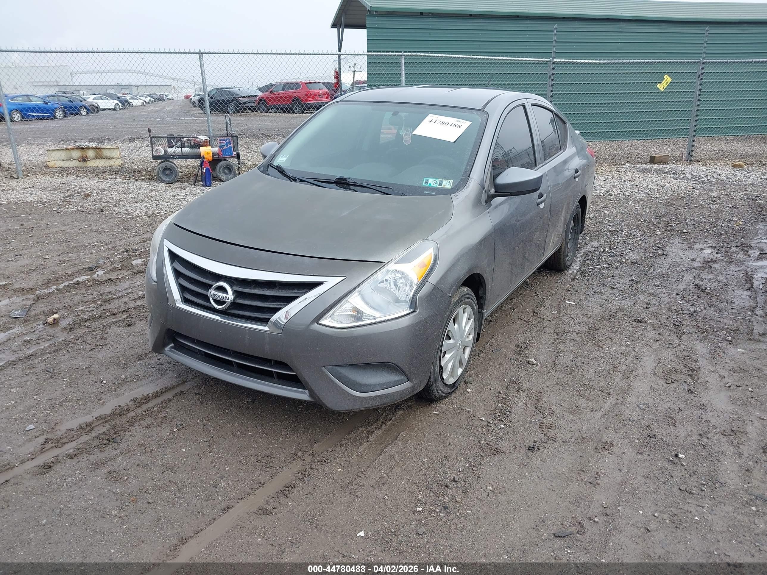 NISSAN VERSA image 2