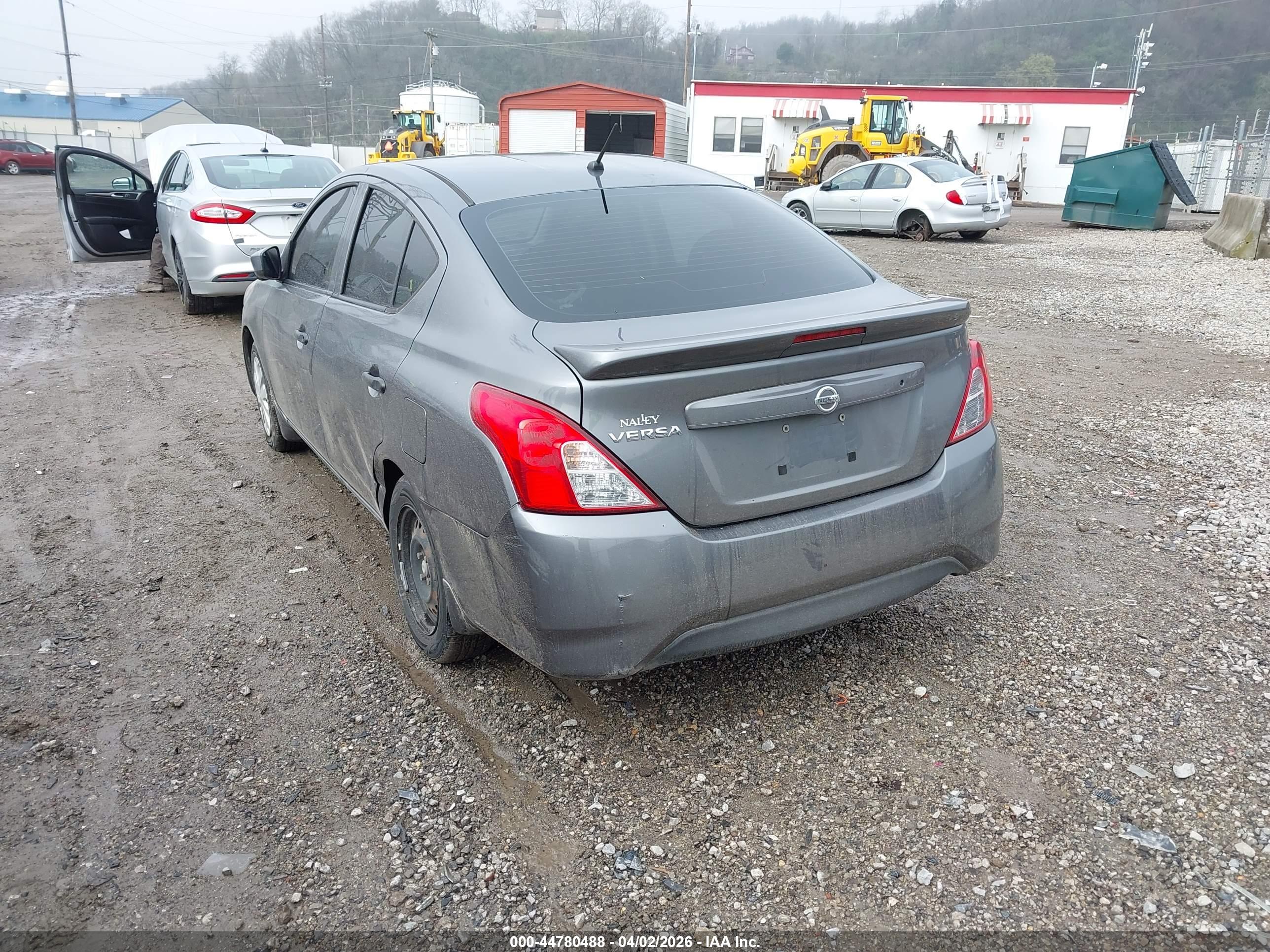 NISSAN VERSA image 3