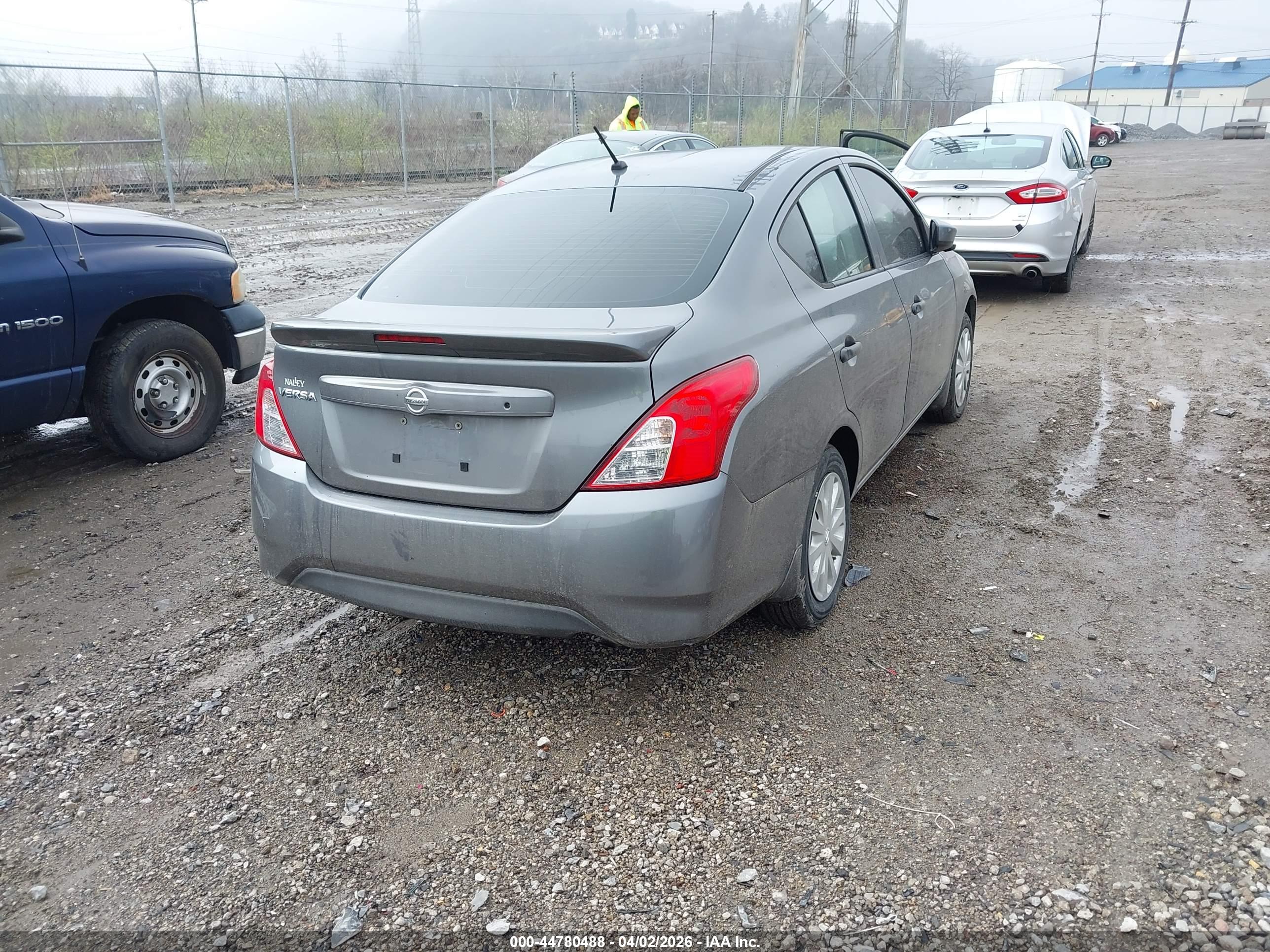 NISSAN VERSA image 4