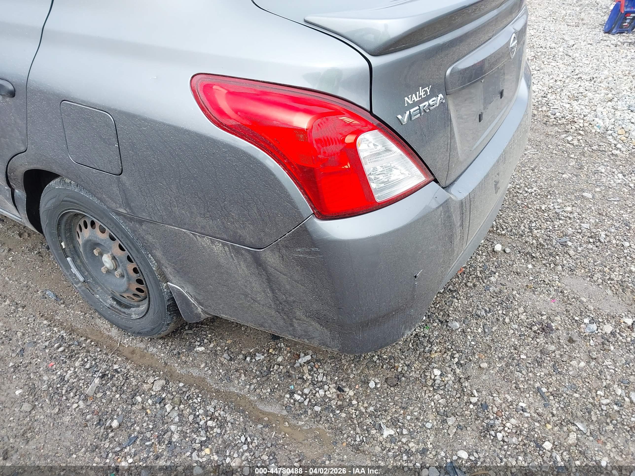NISSAN VERSA image 6