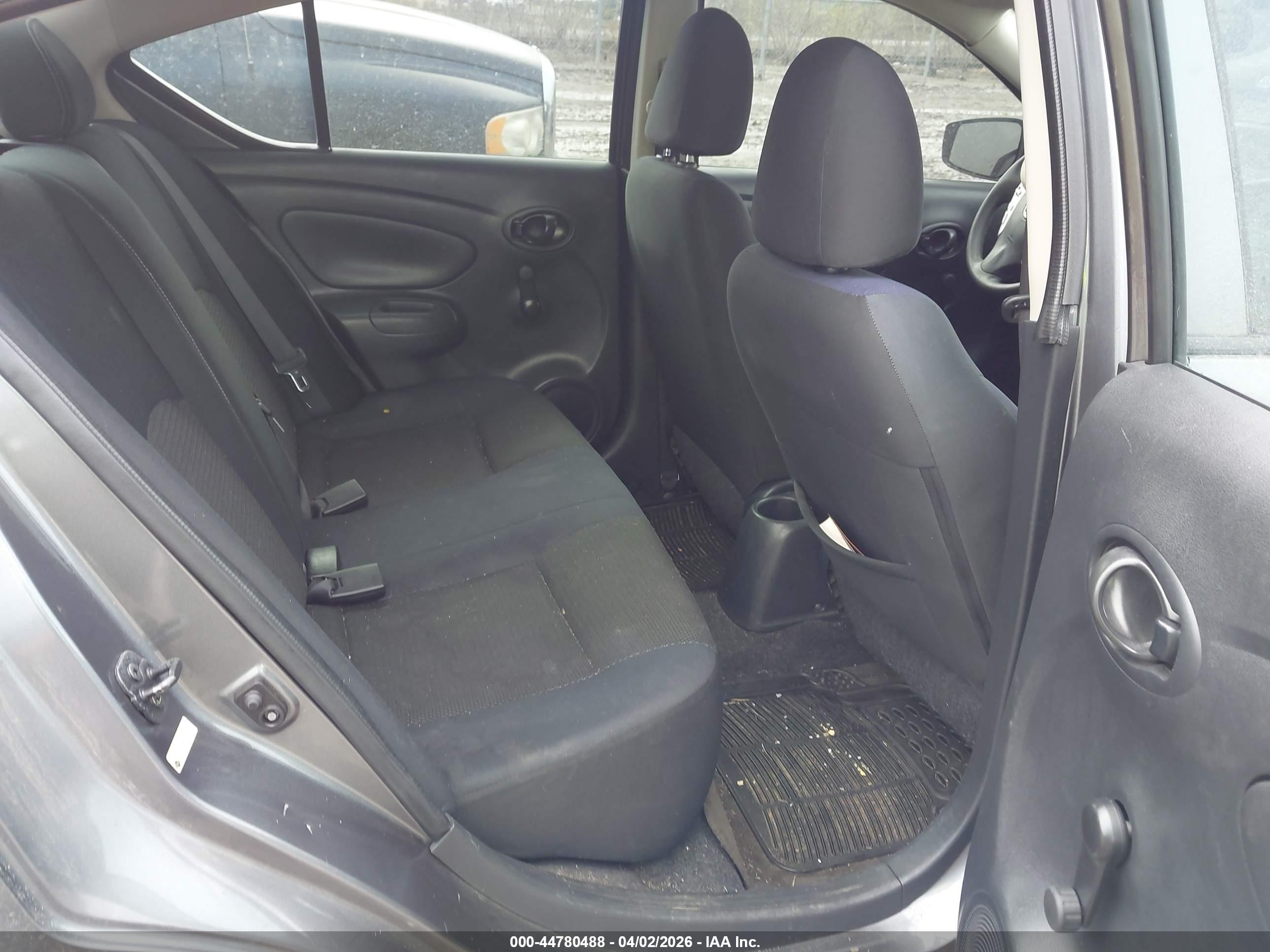 NISSAN VERSA image 8