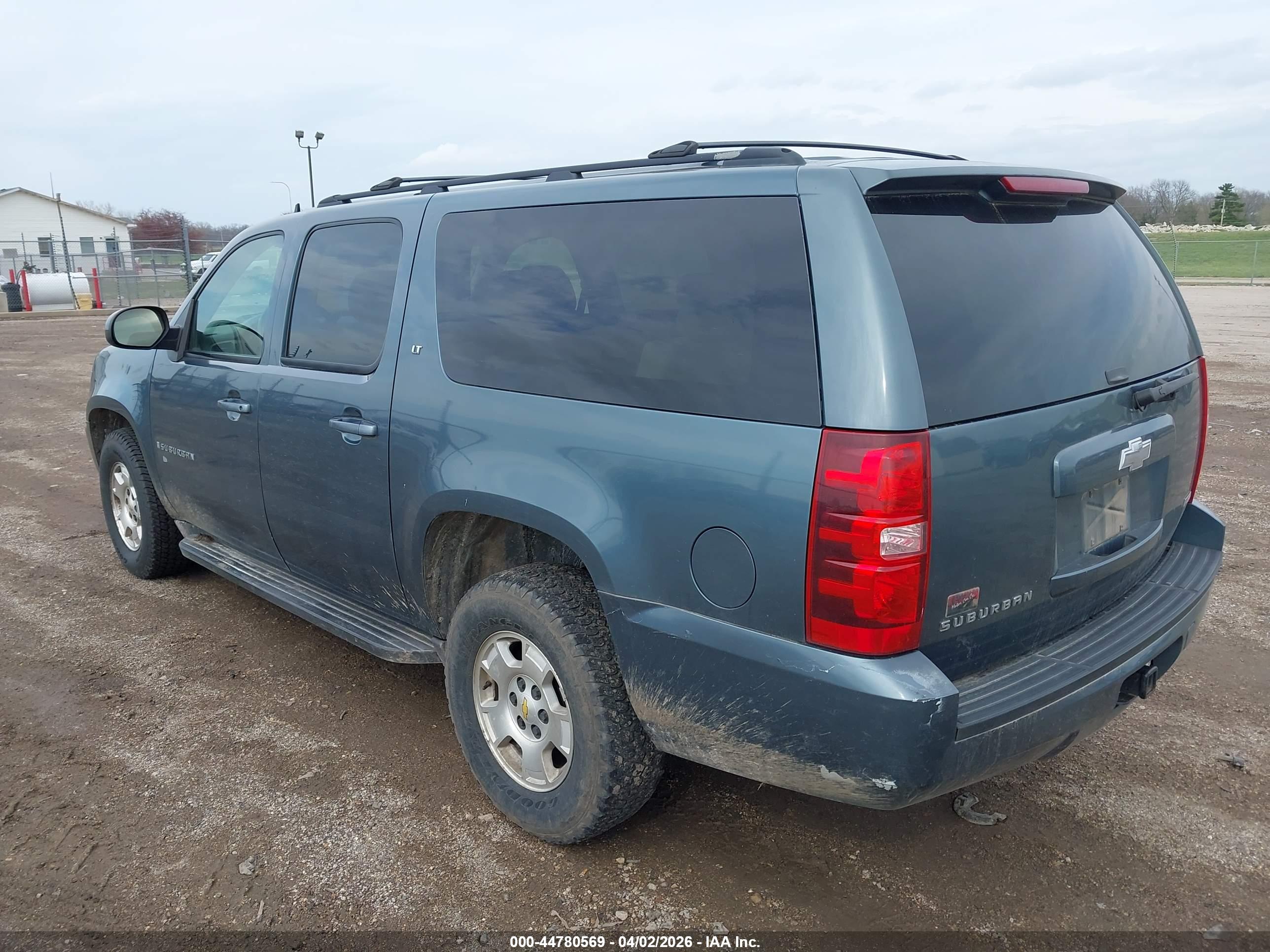 CHEVROLET SUBURBAN image 3