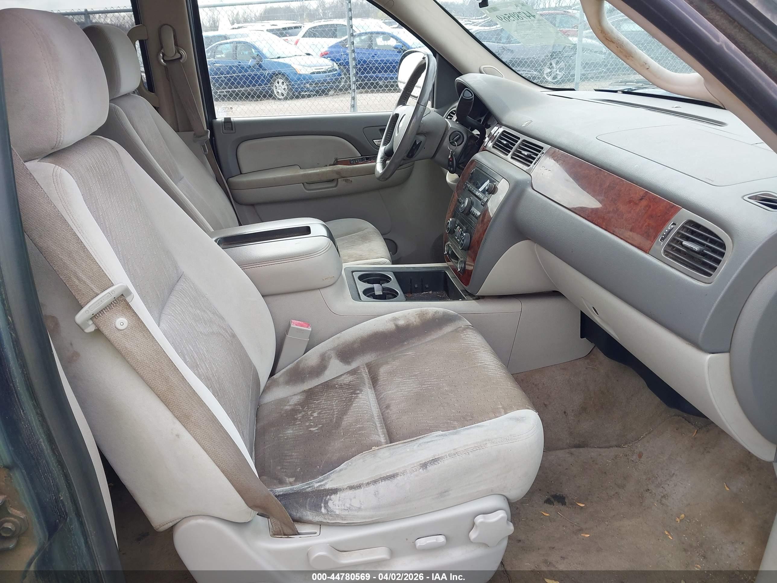 CHEVROLET SUBURBAN image 5