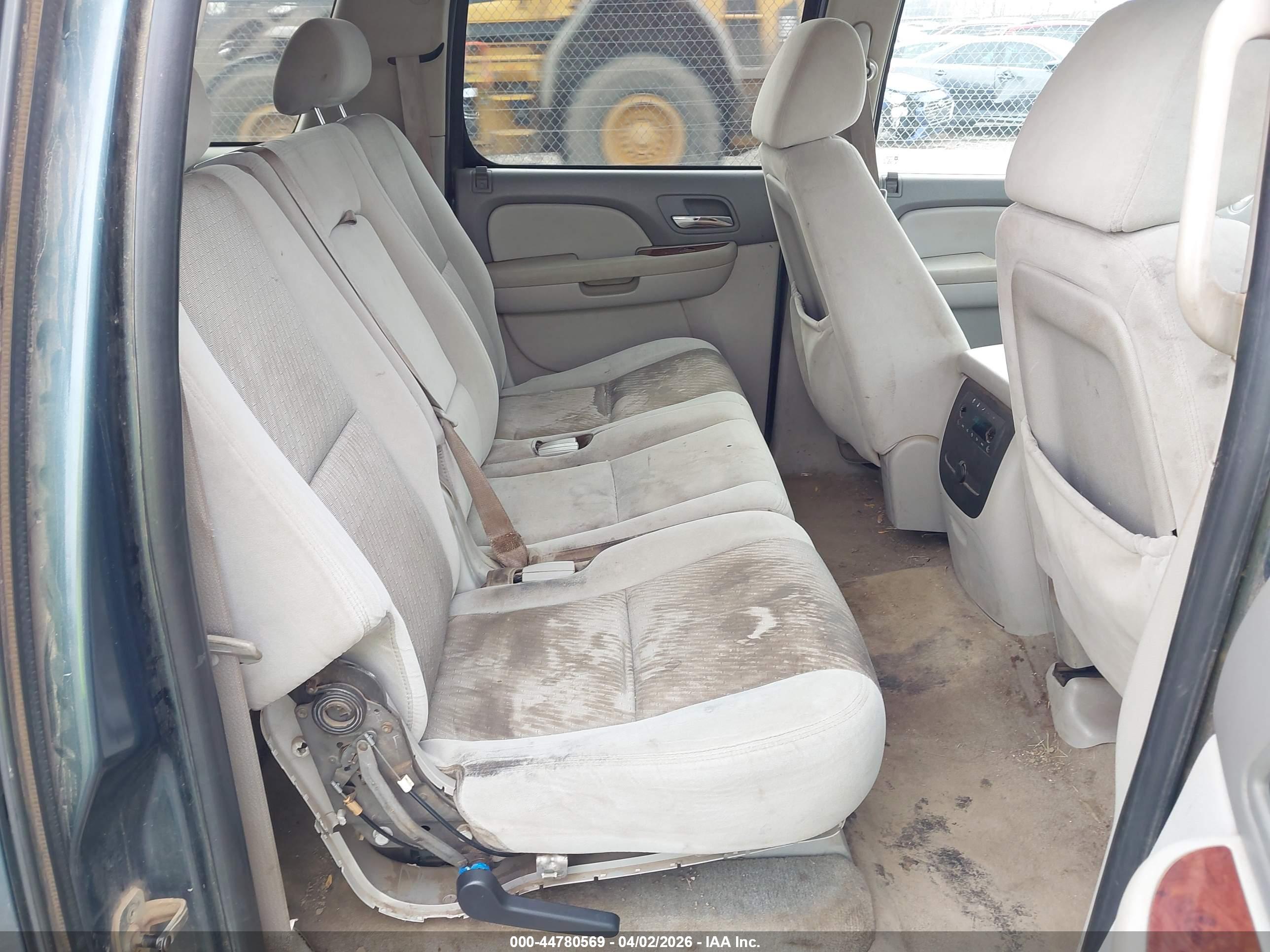 CHEVROLET SUBURBAN image 8