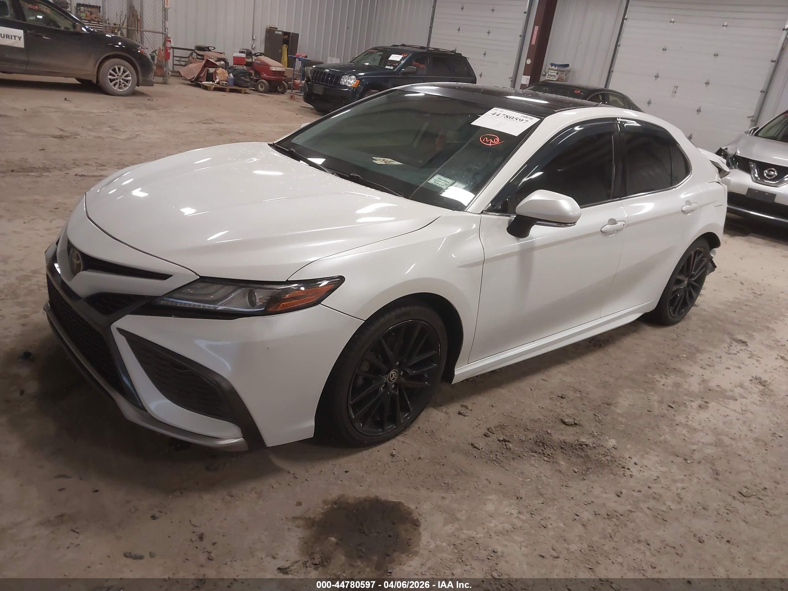 TOYOTA CAMRY image 2