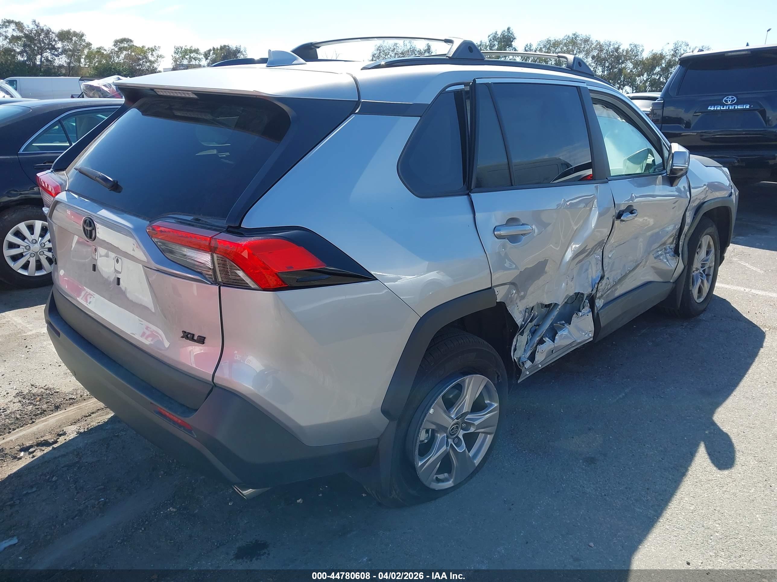 TOYOTA RAV4 image 4