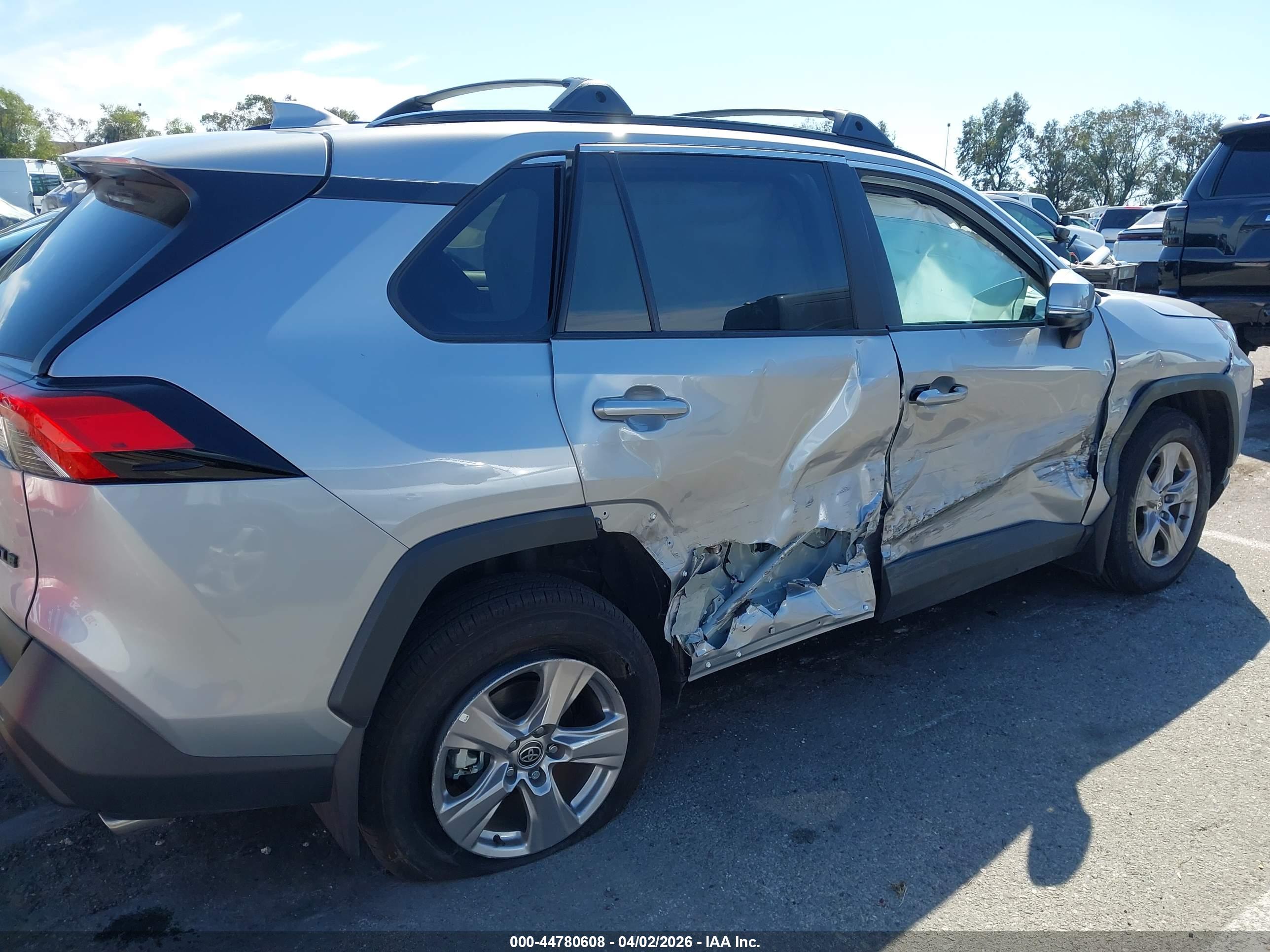 TOYOTA RAV4 image 6