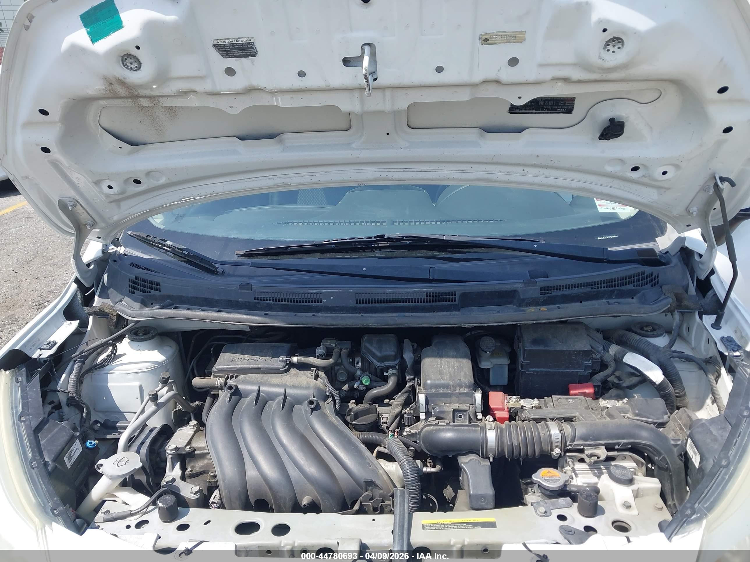 NISSAN VERSA image 10