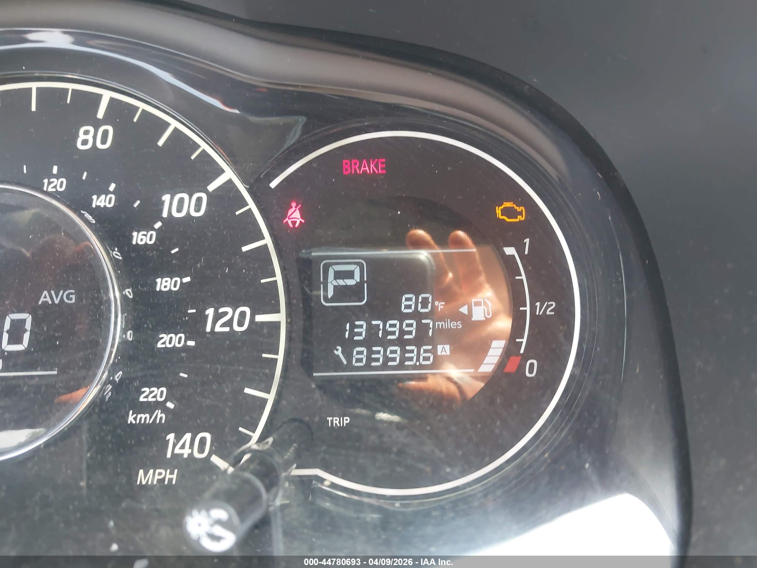 NISSAN VERSA image 7