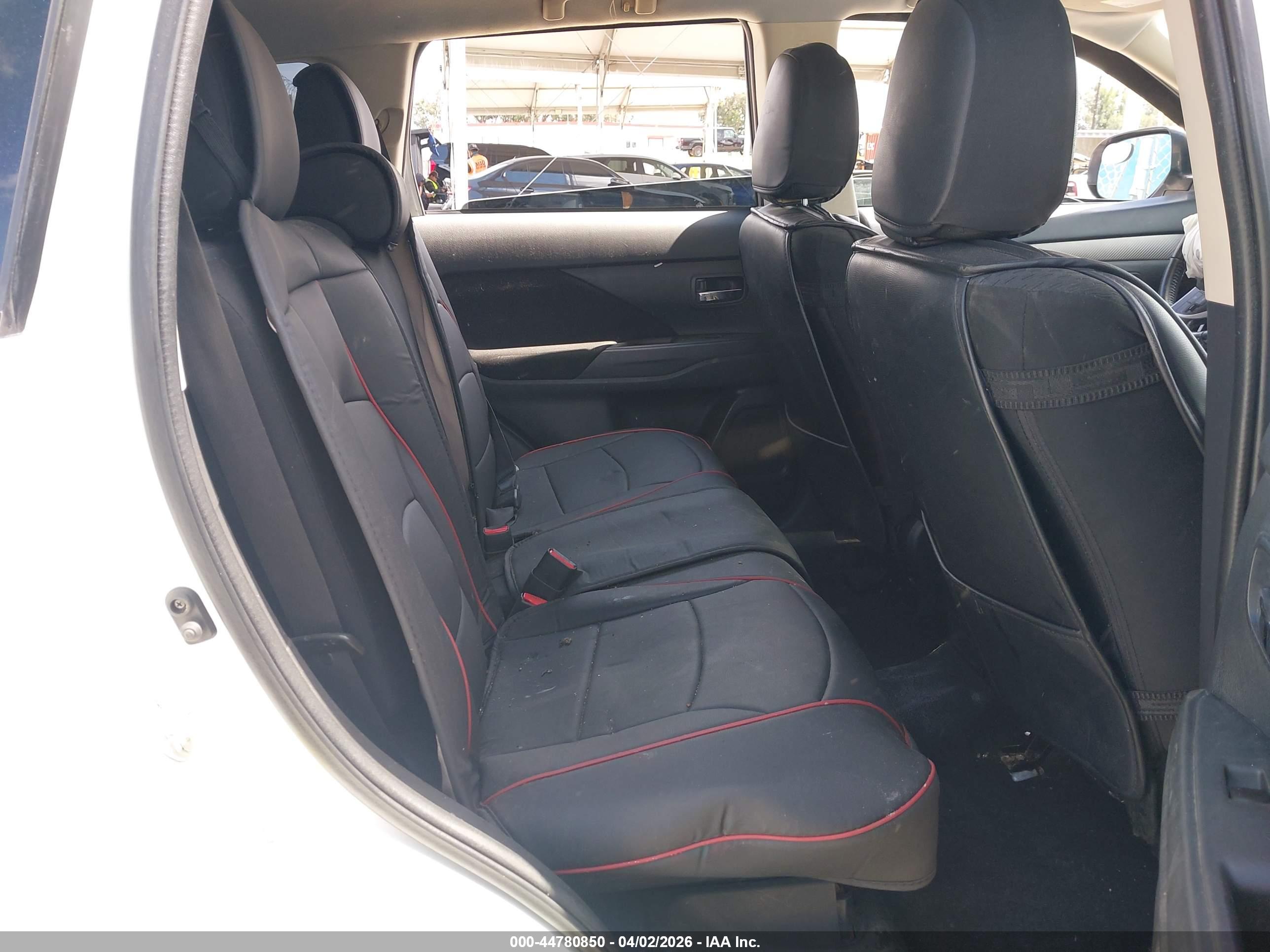 MITSUBISHI OUTLANDER image 8