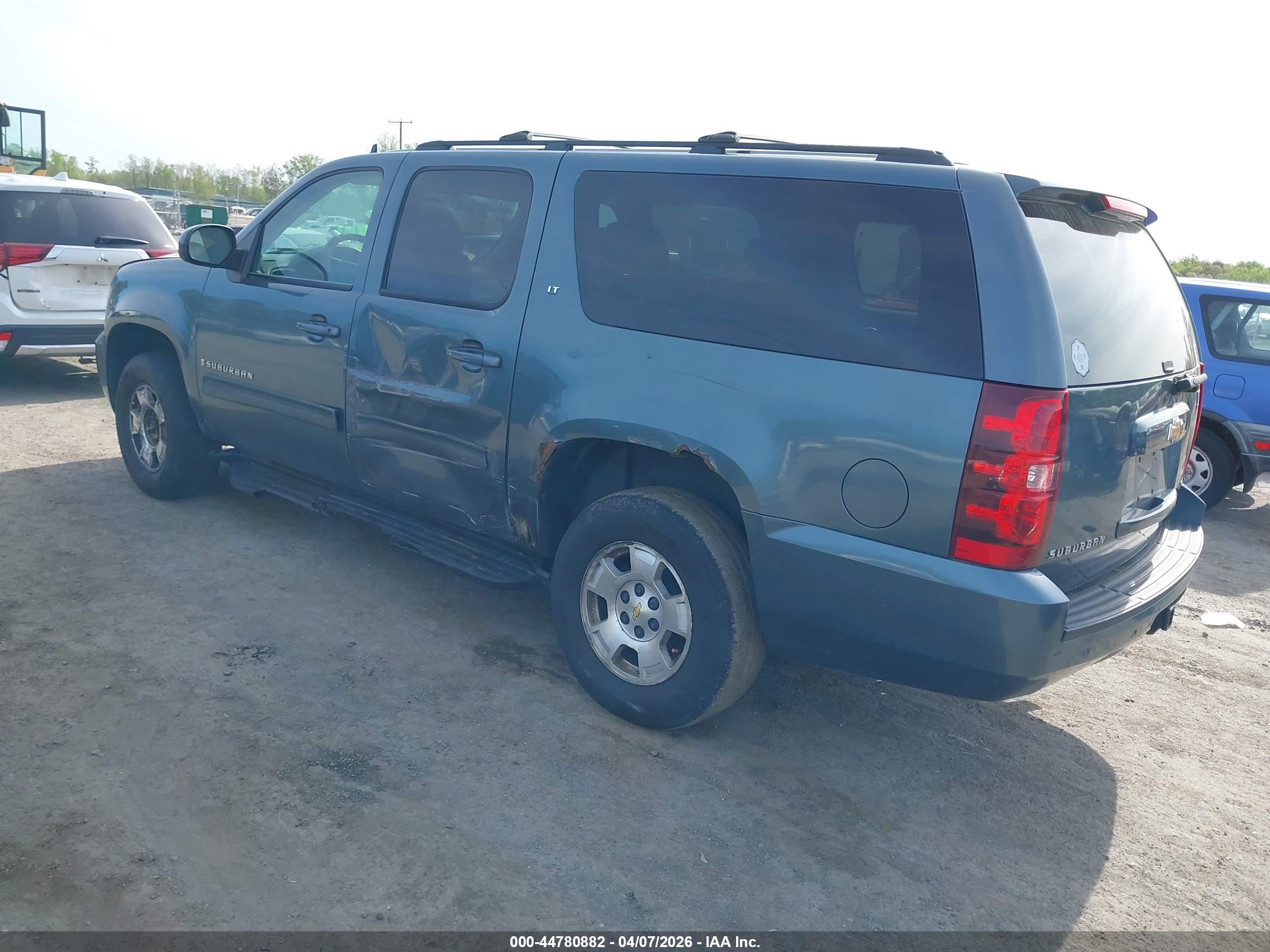 CHEVROLET SUBURBAN image 3