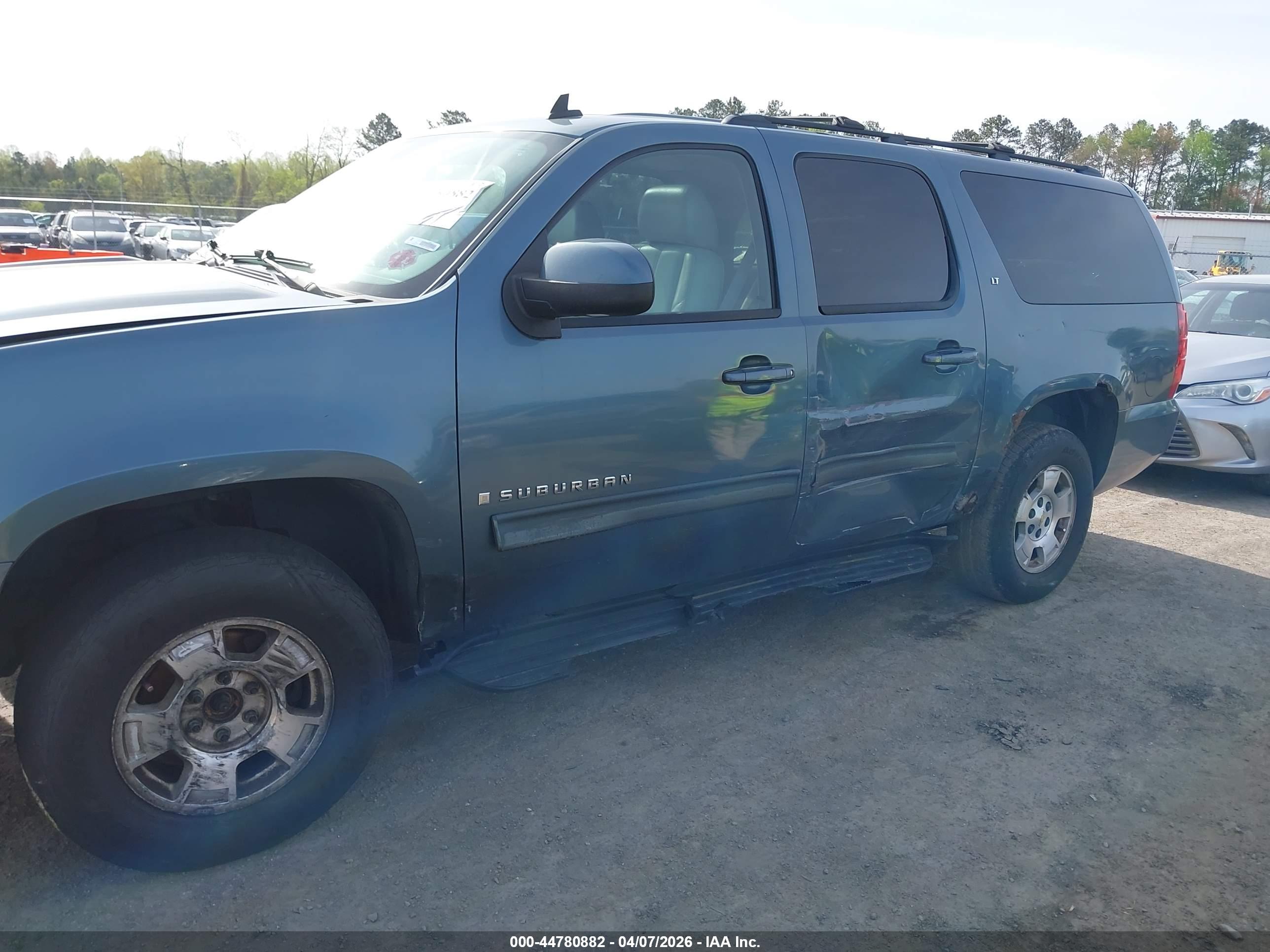 CHEVROLET SUBURBAN image 6
