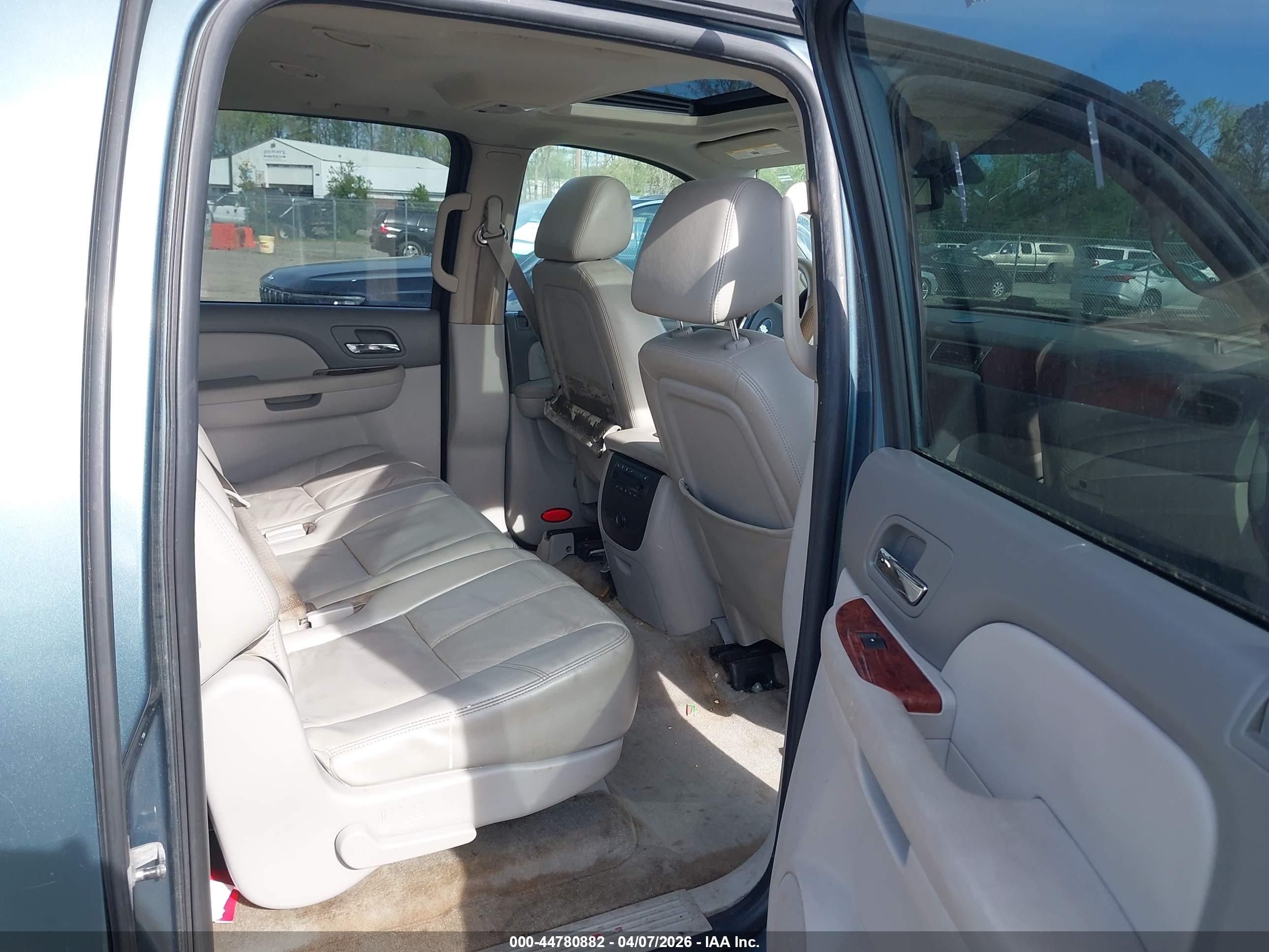 CHEVROLET SUBURBAN image 8