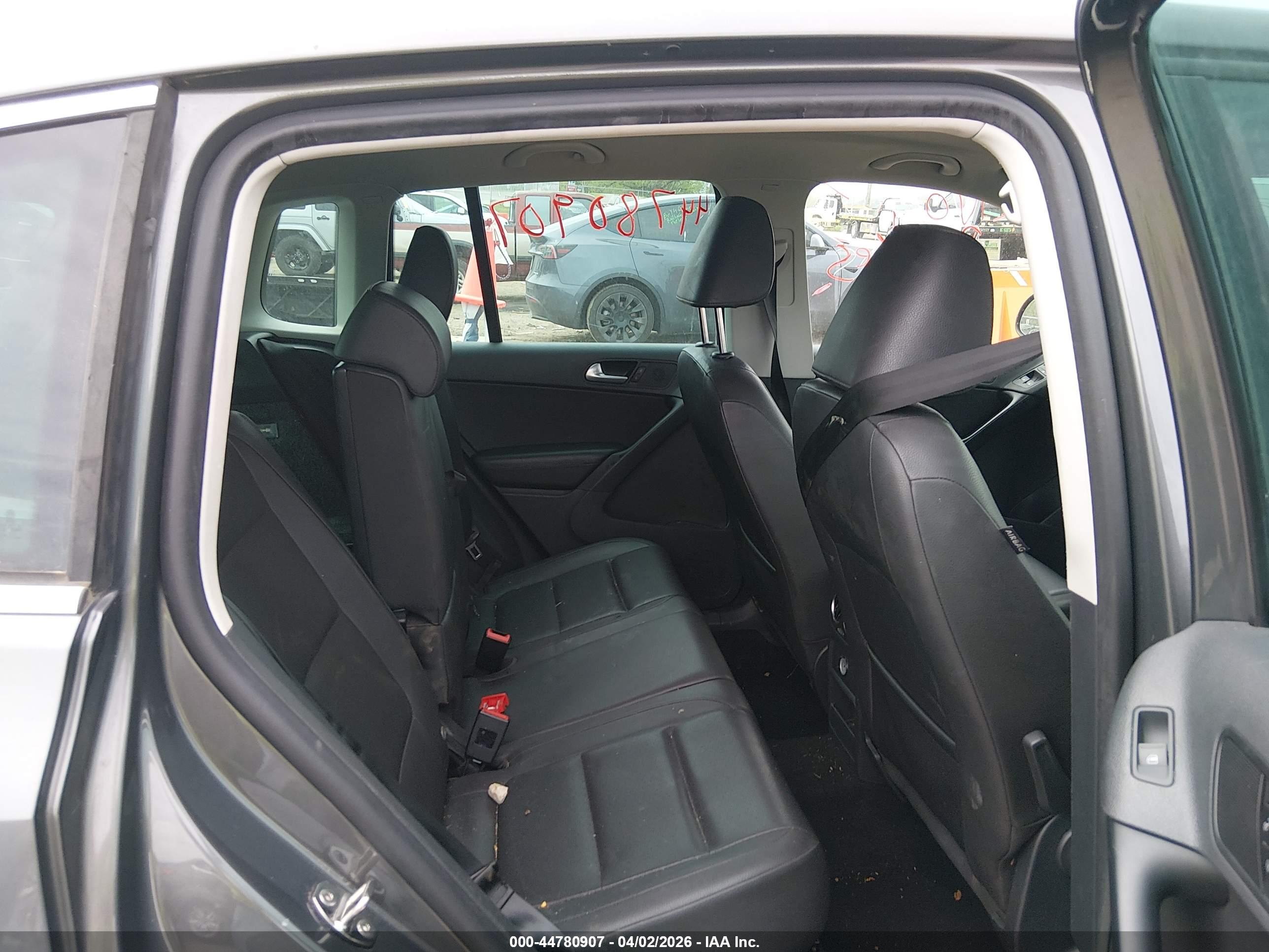 VOLKSWAGEN TIGUAN image 8