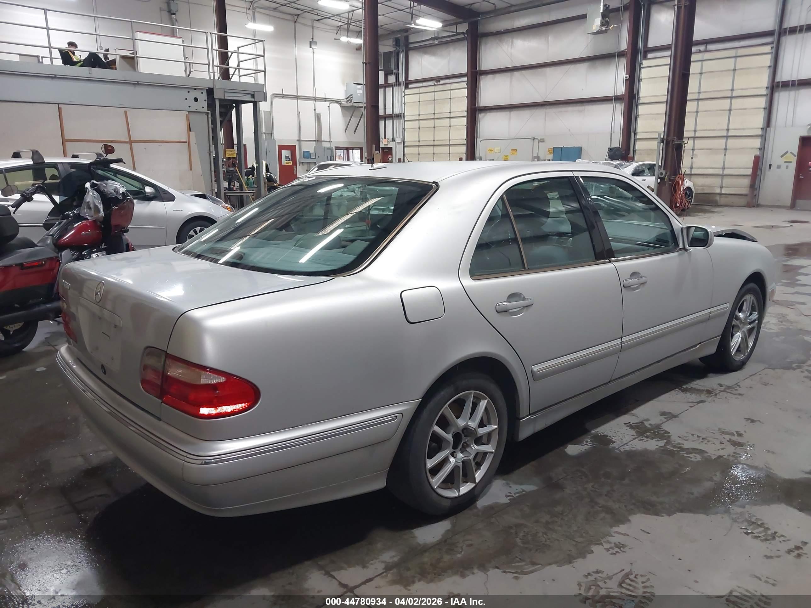MERCEDES-BENZ E image 4