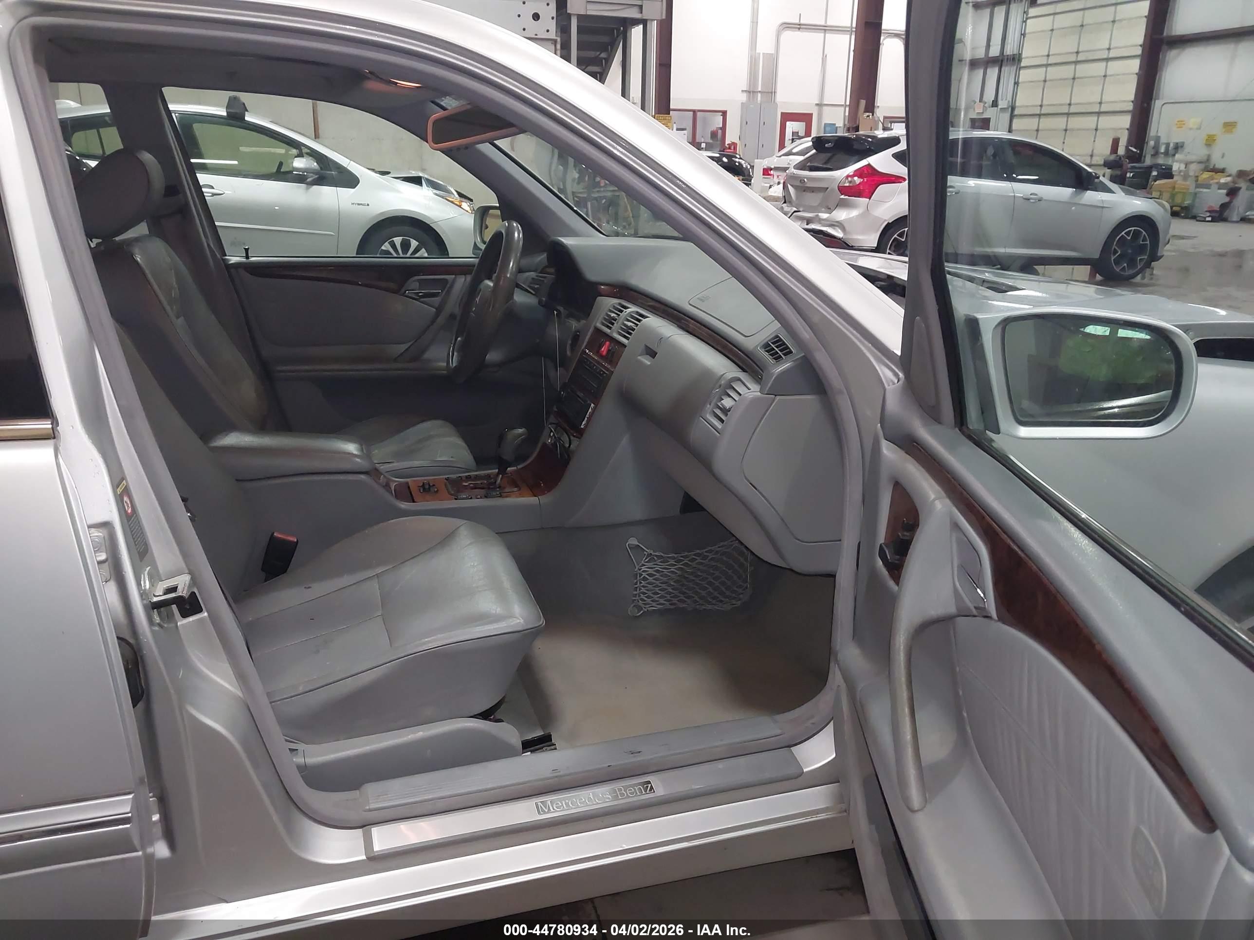 MERCEDES-BENZ E image 5