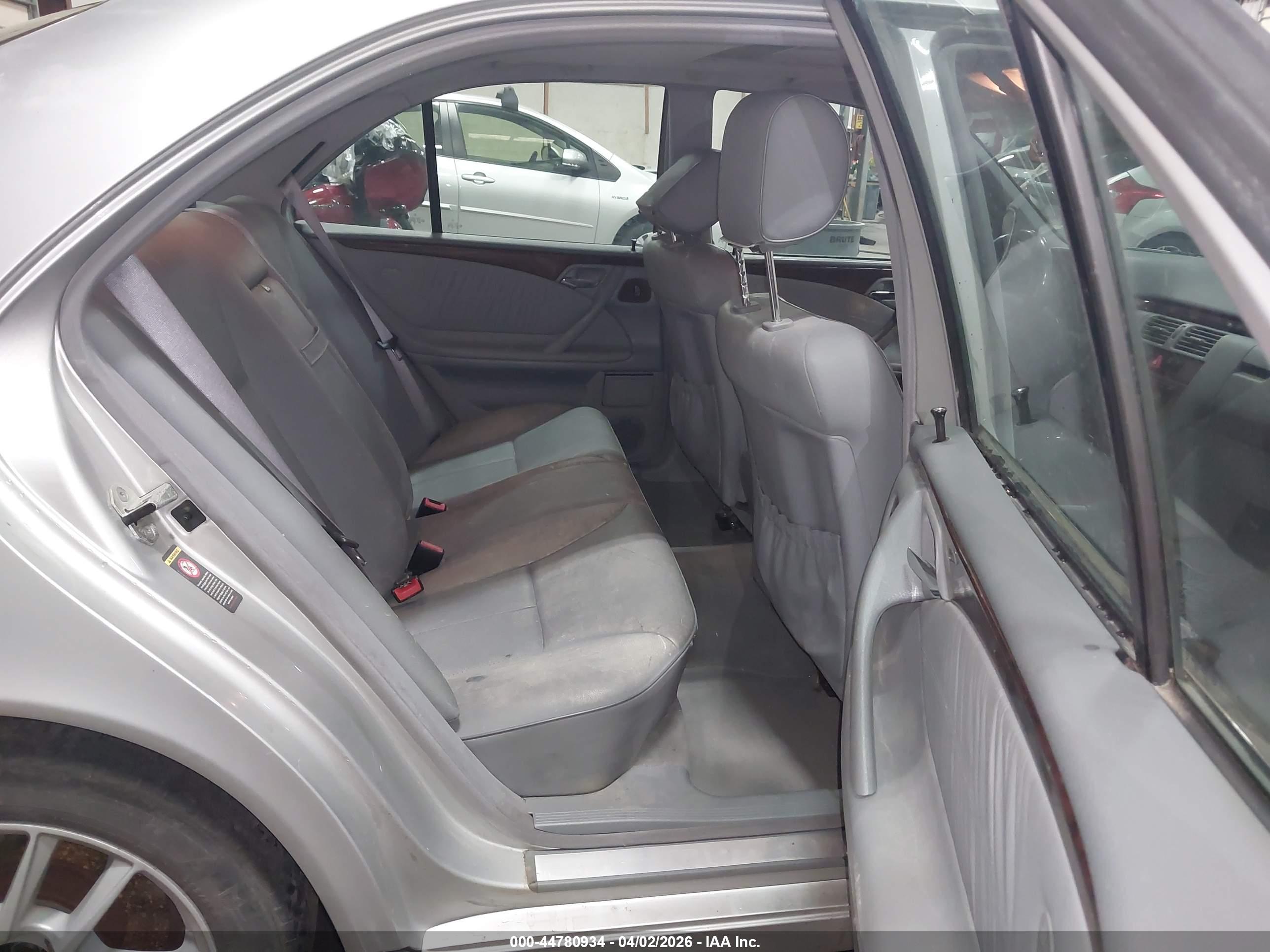 MERCEDES-BENZ E image 8