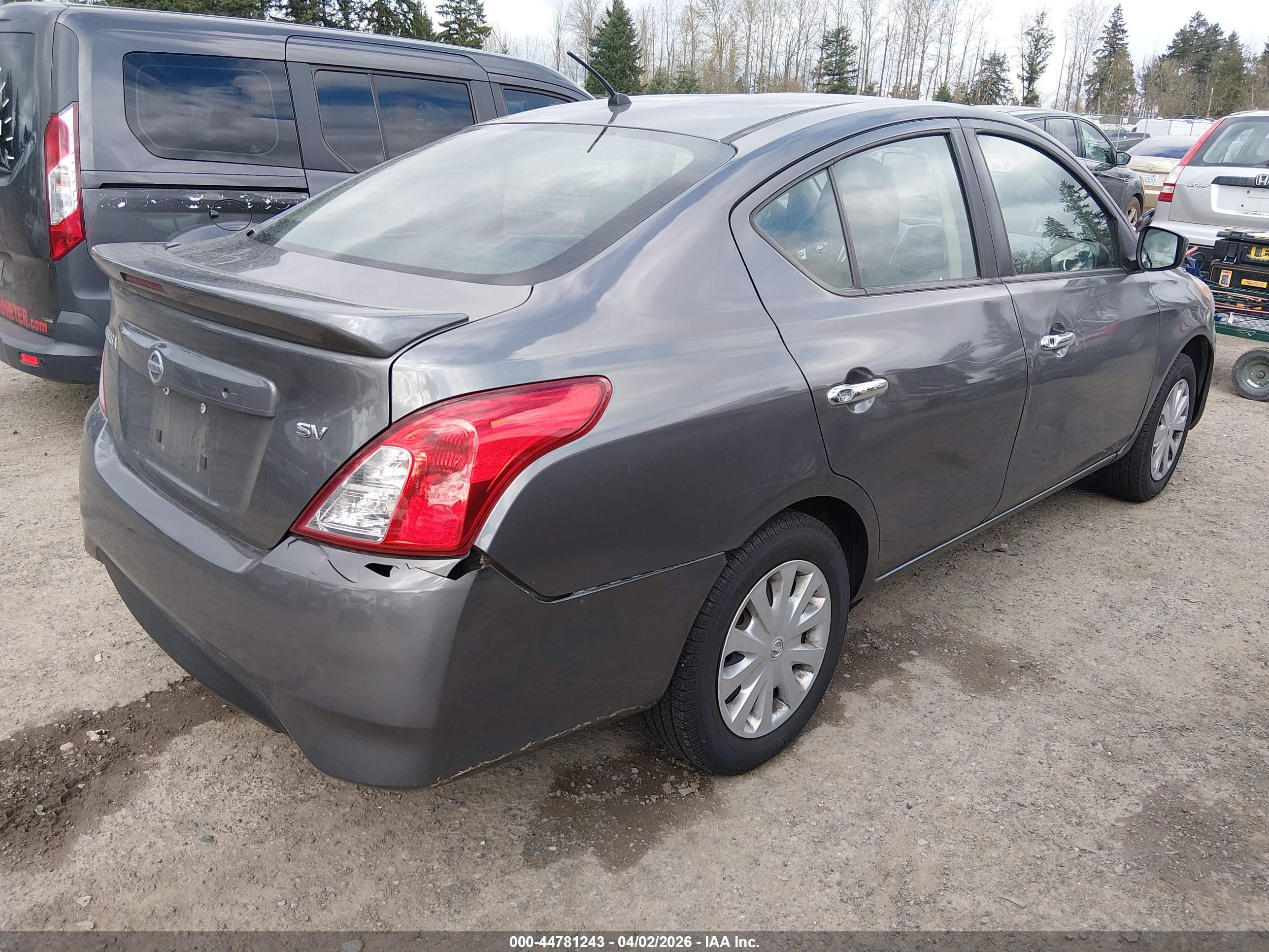 NISSAN VERSA image 4